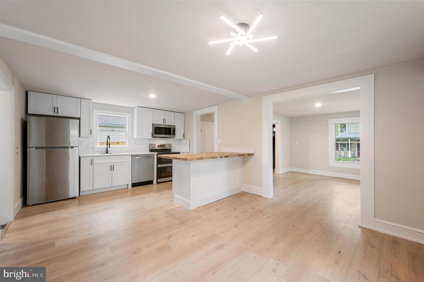 553 HIGHLAND AVE, WINCHESTER, Virginia 22601, 3 Bedrooms Bedrooms, ,2 BathroomsBathrooms,Residential,For sale,553 HIGHLAND AVE,VAWI2009182 MLS # VAWI2009182