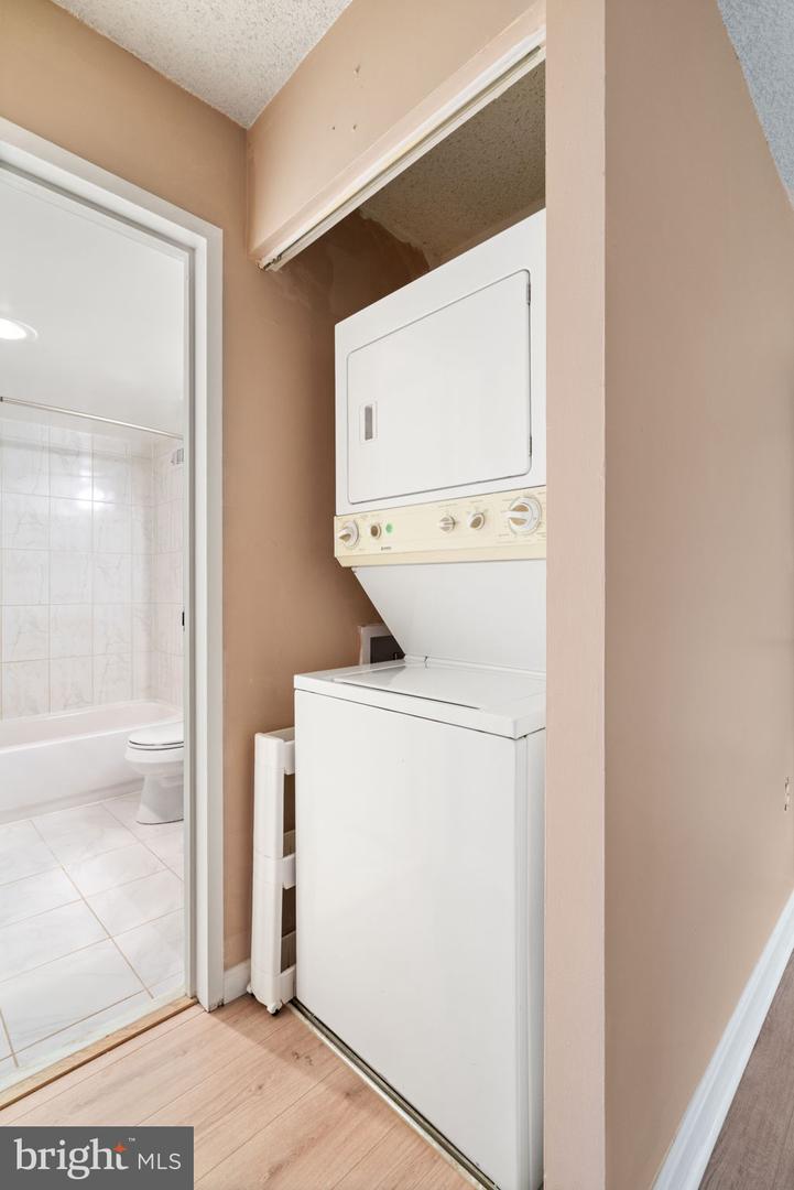 5300 HOLMES RUN PKWY #812, ALEXANDRIA, Virginia 22304, 1 Bedroom Bedrooms, 4 Rooms Rooms,1 BathroomBathrooms,Residential,For sale,5300 HOLMES RUN PKWY #812,VAAX2052652 MLS # VAAX2052652