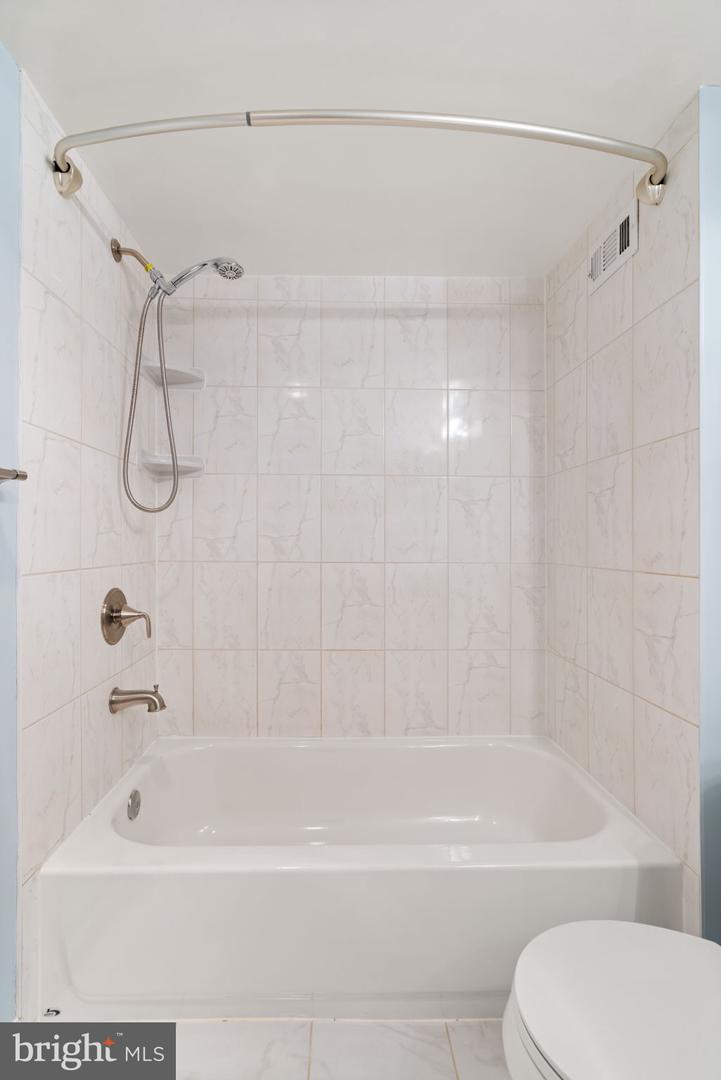 5300 HOLMES RUN PKWY #812, ALEXANDRIA, Virginia 22304, 1 Bedroom Bedrooms, 4 Rooms Rooms,1 BathroomBathrooms,Residential,For sale,5300 HOLMES RUN PKWY #812,VAAX2052652 MLS # VAAX2052652