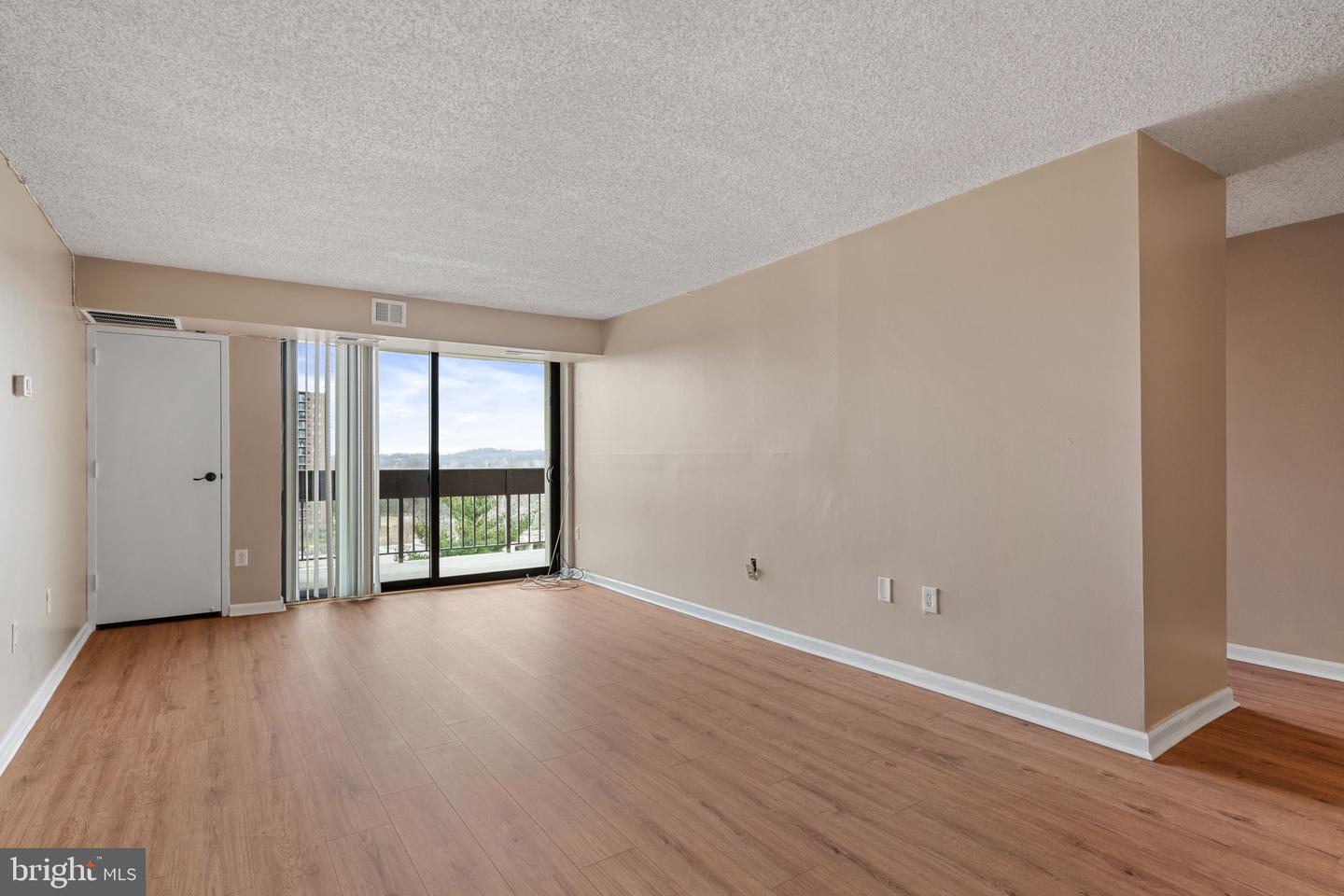 5300 HOLMES RUN PKWY #812, ALEXANDRIA, Virginia 22304, 1 Bedroom Bedrooms, 4 Rooms Rooms,1 BathroomBathrooms,Residential,For sale,5300 HOLMES RUN PKWY #812,VAAX2052652 MLS # VAAX2052652