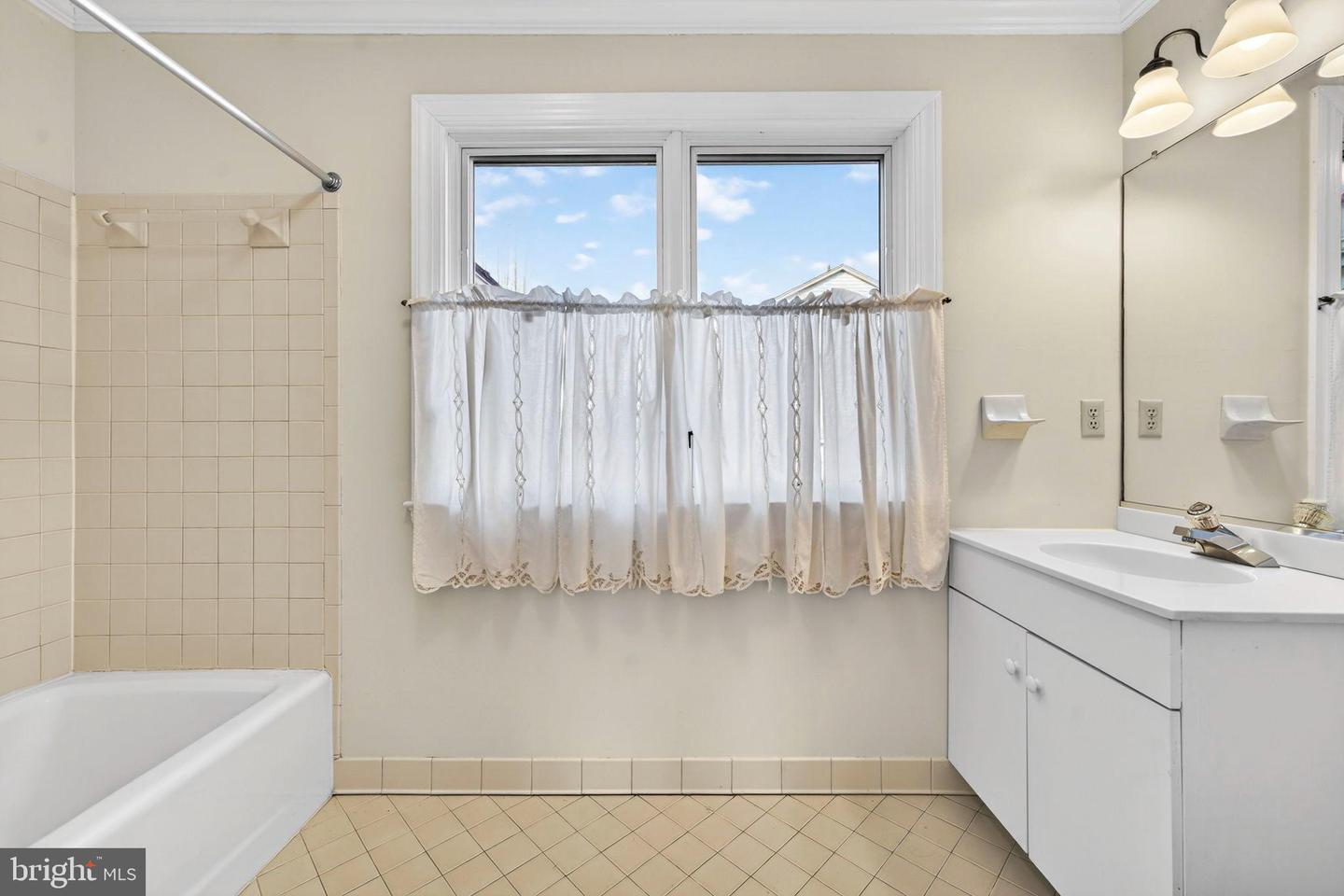 212 E MARSHALL ST, MIDDLEBURG, Virginia 20117, 3 Bedrooms Bedrooms, ,3 BathroomsBathrooms,Residential,For sale,212 E MARSHALL ST,VALO2113240 MLS # VALO2113240