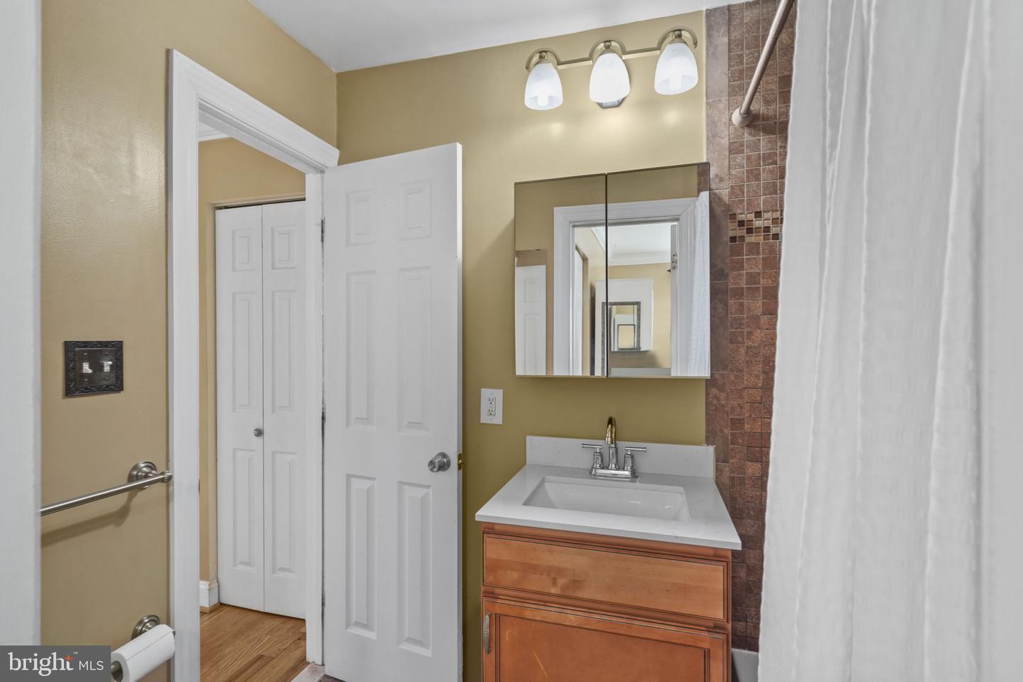 6816 ARLINGTON BLVD, FALLS CHURCH, Virginia 22042, 3 Bedrooms Bedrooms, 5 Rooms Rooms,2 BathroomsBathrooms,Residential,For sale,6816 ARLINGTON BLVD,VAFX2283920 MLS # VAFX2283920