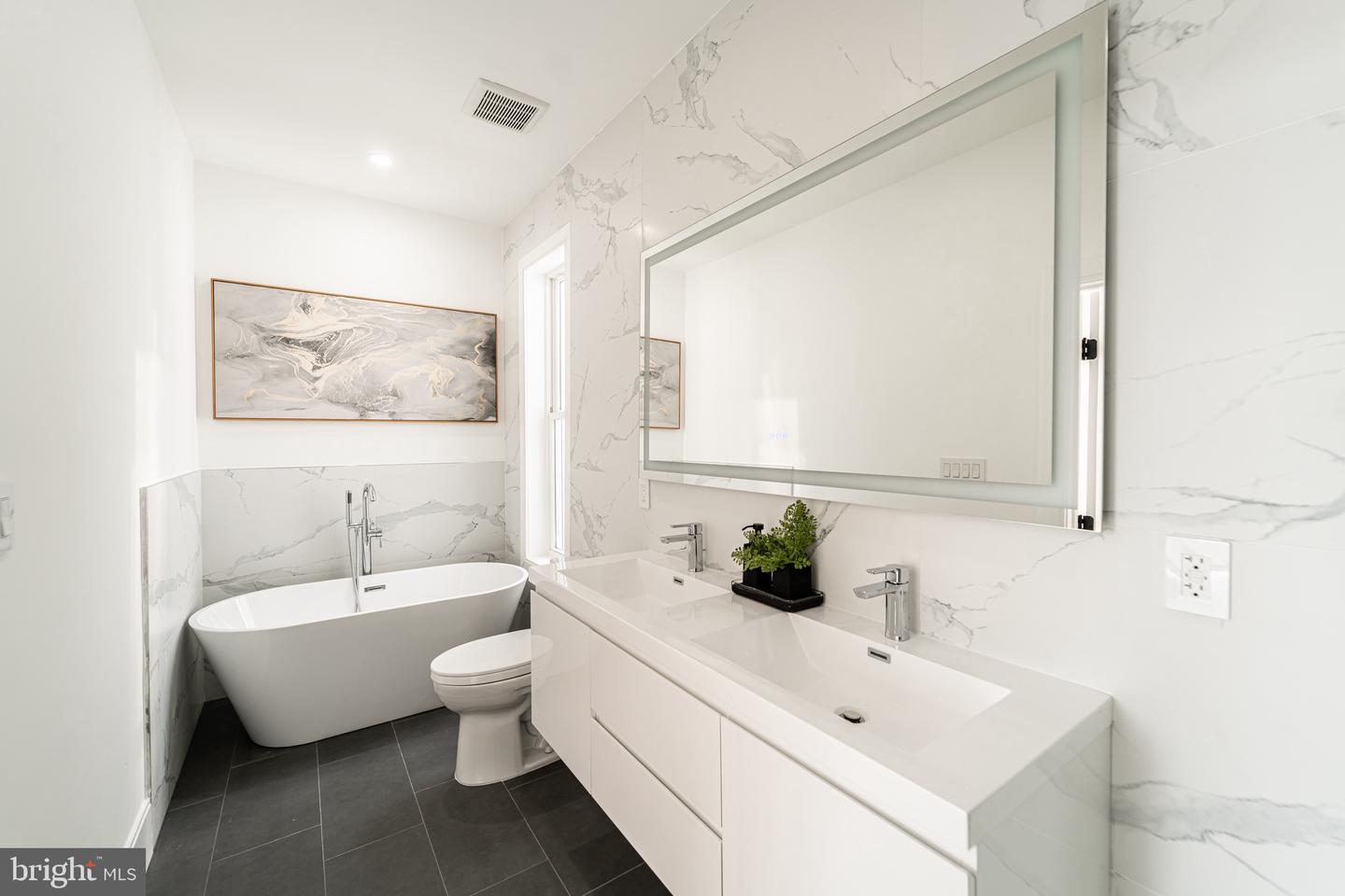 2517 ONTARIO RD NW #PH8, WASHINGTON, District Of Columbia 20009, 2 Bedrooms Bedrooms, ,2 BathroomsBathrooms,Residential,For sale,2517 ONTARIO RD NW #PH8,DCDC2239546 MLS # DCDC2239546