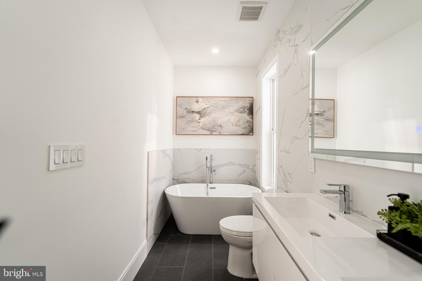 2517 ONTARIO RD NW #PH8, WASHINGTON, District Of Columbia 20009, 2 Bedrooms Bedrooms, ,2 BathroomsBathrooms,Residential,For sale,2517 ONTARIO RD NW #PH8,DCDC2239546 MLS # DCDC2239546