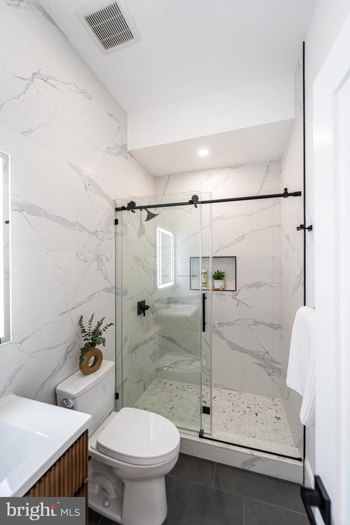 2517 ONTARIO RD NW #PH8, WASHINGTON, District Of Columbia 20009, 2 Bedrooms Bedrooms, ,2 BathroomsBathrooms,Residential,For sale,2517 ONTARIO RD NW #PH8,DCDC2239546 MLS # DCDC2239546