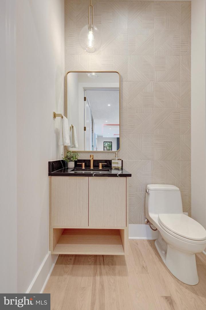 6514 BYRNES DR, MCLEAN, Virginia 22101, 6 Bedrooms Bedrooms, ,6 BathroomsBathrooms,Residential,For sale,6514 BYRNES DR,VAFX2283846 MLS # VAFX2283846 6514 BYRNES DR, MCLEAN, Virginia 22101, 6 Bedrooms Bedrooms, ,6 BathroomsBathrooms,Residential,For sale,6514 BYRNES DR,VAFX2283846 MLS # VAFX2283846