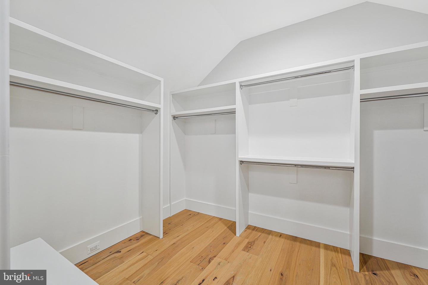 11410 WAPLES MILL RD, OAKTON, Virginia 22124, 5 Bedrooms Bedrooms, ,5 BathroomsBathrooms,Residential,For sale,11410 WAPLES MILL RD,VAFX2256968 MLS # VAFX2256968