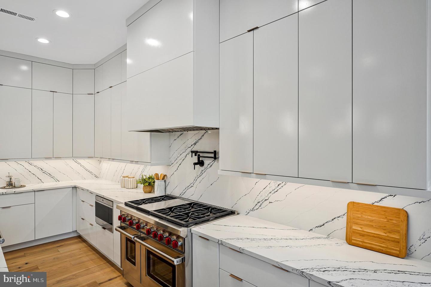 11410 WAPLES MILL RD, OAKTON, Virginia 22124, 5 Bedrooms Bedrooms, ,5 BathroomsBathrooms,Residential,For sale,11410 WAPLES MILL RD,VAFX2256968 MLS # VAFX2256968