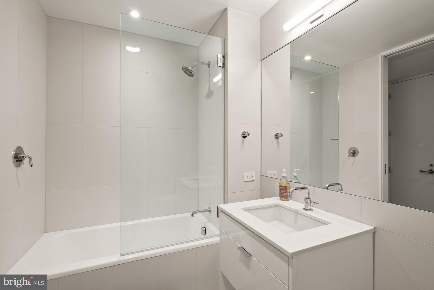 1111 24TH ST NW #27, WASHINGTON, District Of Columbia 20037, 2 Bedrooms Bedrooms, 4 Rooms Rooms,2 BathroomsBathrooms,Residential,For sale,1111 24TH ST NW #27,DCDC2238934 MLS # DCDC2238934