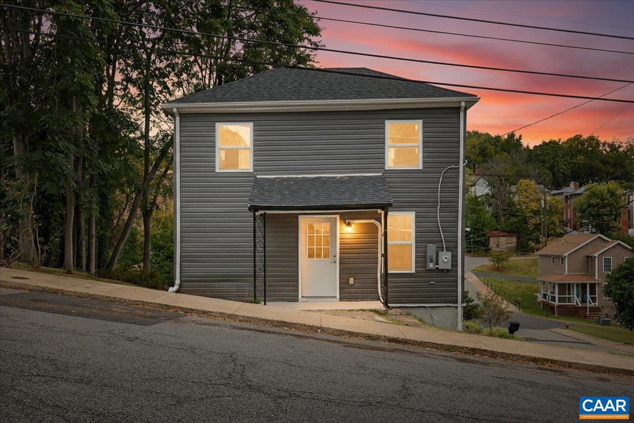 1003 W JOHNSON ST, STAUNTON, Virginia 24401, 2 Bedrooms Bedrooms, ,2 BathroomsBathrooms,Residential,For sale,1003 W JOHNSON ST,669302 MLS # 669302