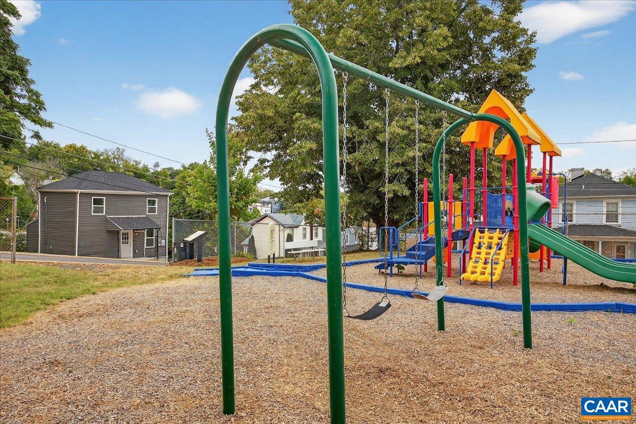 1003 W JOHNSON ST, STAUNTON, Virginia 24401, 2 Bedrooms Bedrooms, ,2 BathroomsBathrooms,Residential,For sale,1003 W JOHNSON ST,669302 MLS # 669302