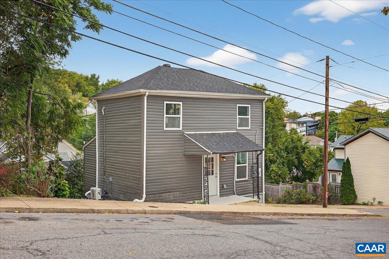 1003 W JOHNSON ST, STAUNTON, Virginia 24401, 2 Bedrooms Bedrooms, ,2 BathroomsBathrooms,Residential,For sale,1003 W JOHNSON ST,669302 MLS # 669302