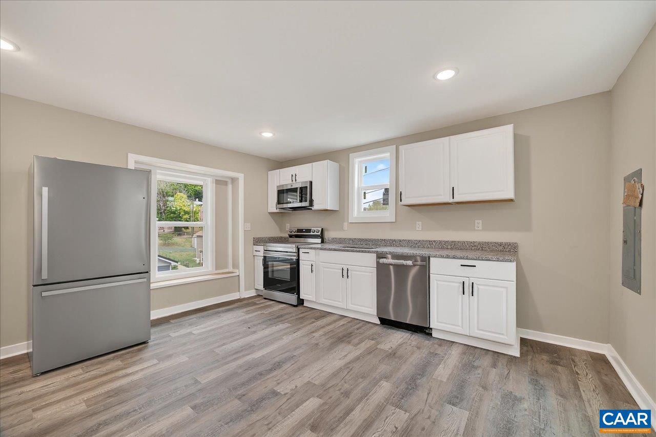 1003 W JOHNSON ST, STAUNTON, Virginia 24401, 2 Bedrooms Bedrooms, ,2 BathroomsBathrooms,Residential,For sale,1003 W JOHNSON ST,669302 MLS # 669302