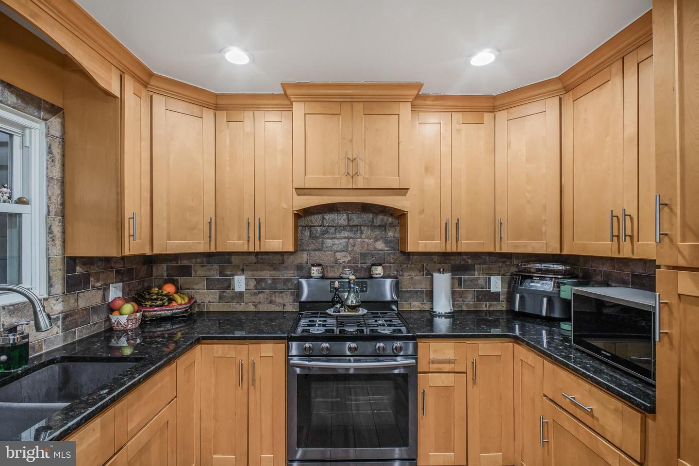 8227 FRYE RD, ALEXANDRIA, Virginia 22309, 5 Bedrooms Bedrooms, ,3 BathroomsBathrooms,Residential,For sale,8227 FRYE RD,VAFX2284104 MLS # VAFX2284104