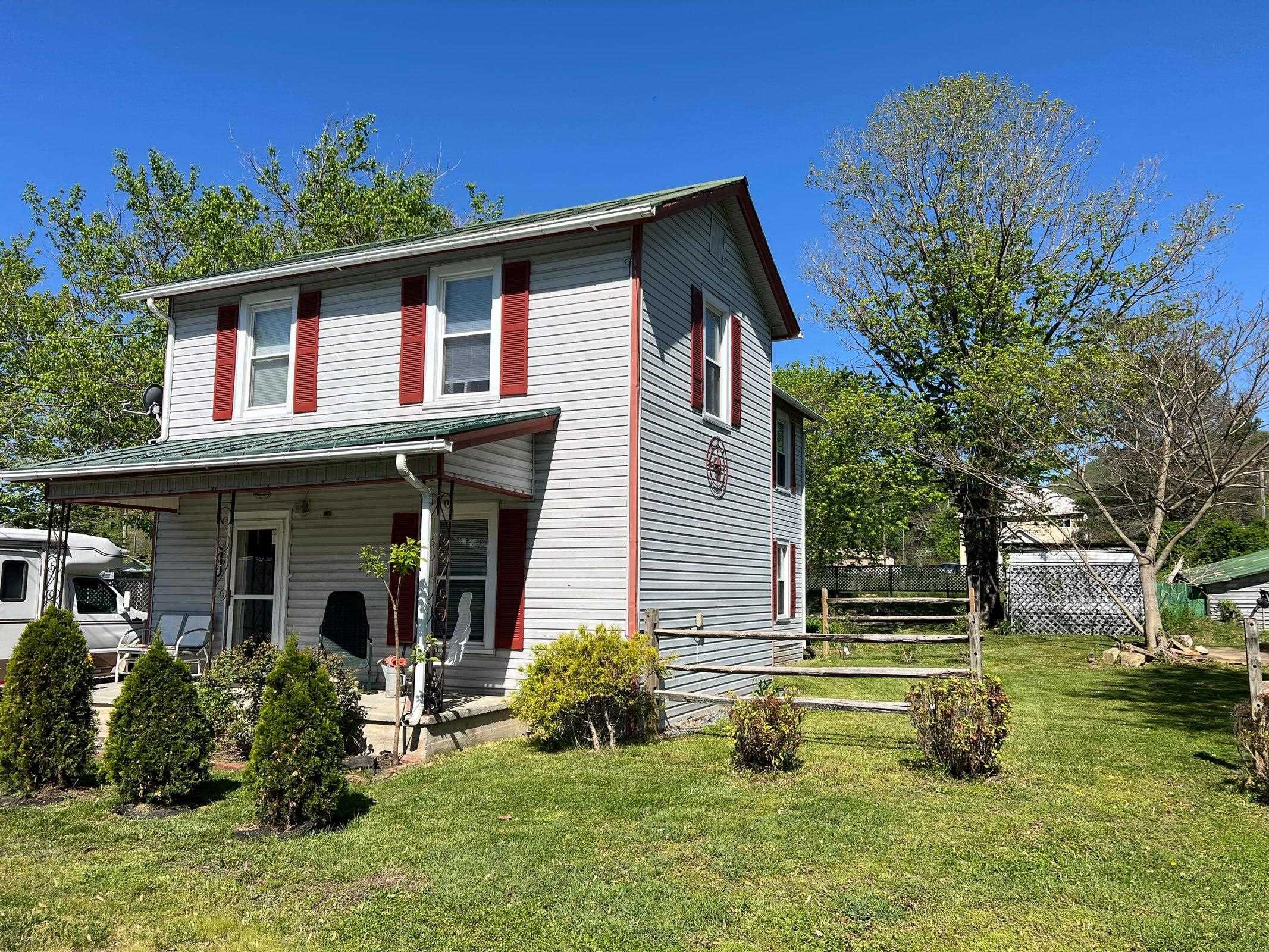 It’s a very quiet and friendly town, full of families. It’s a very quiet and friendly town, full of families.