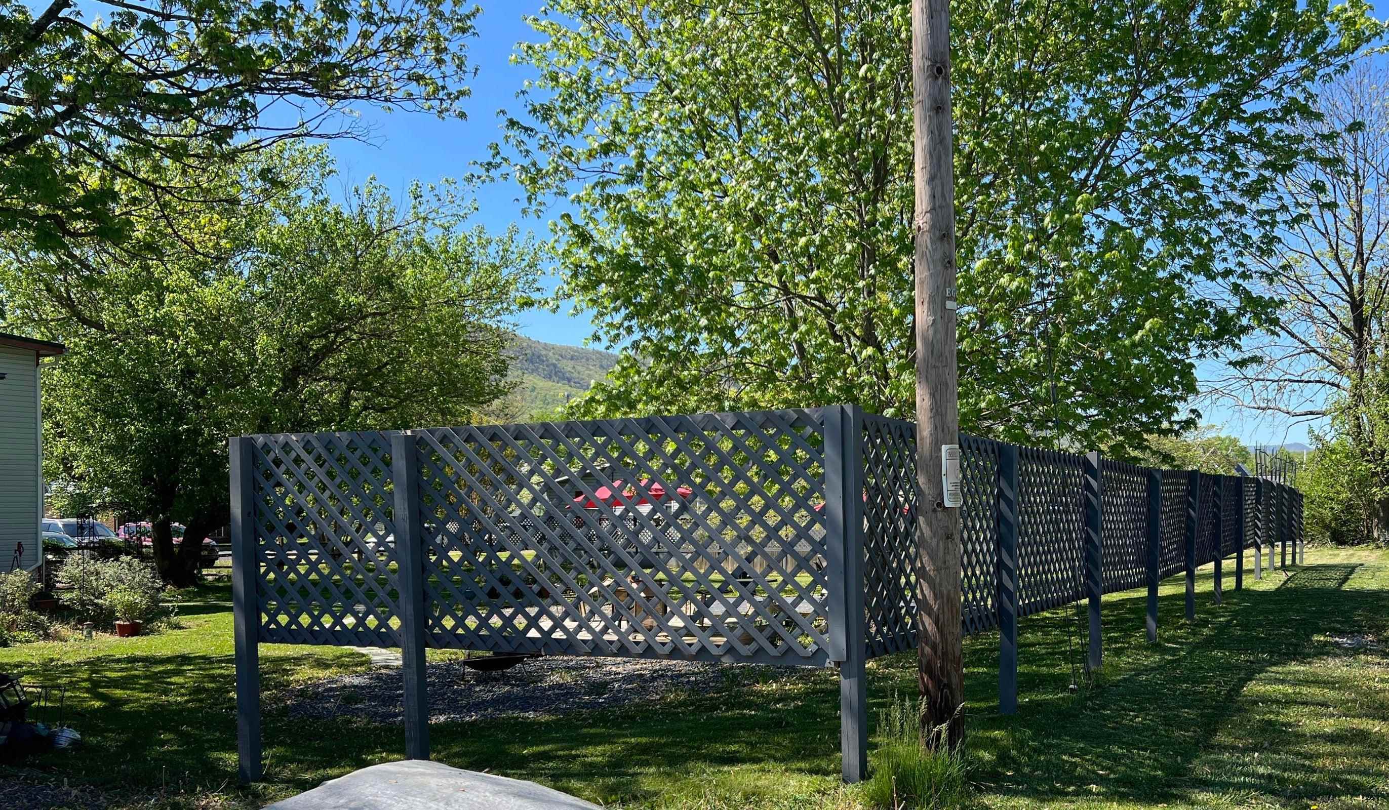 Sellers installed a privacy fence. Sellers installed a privacy fence.