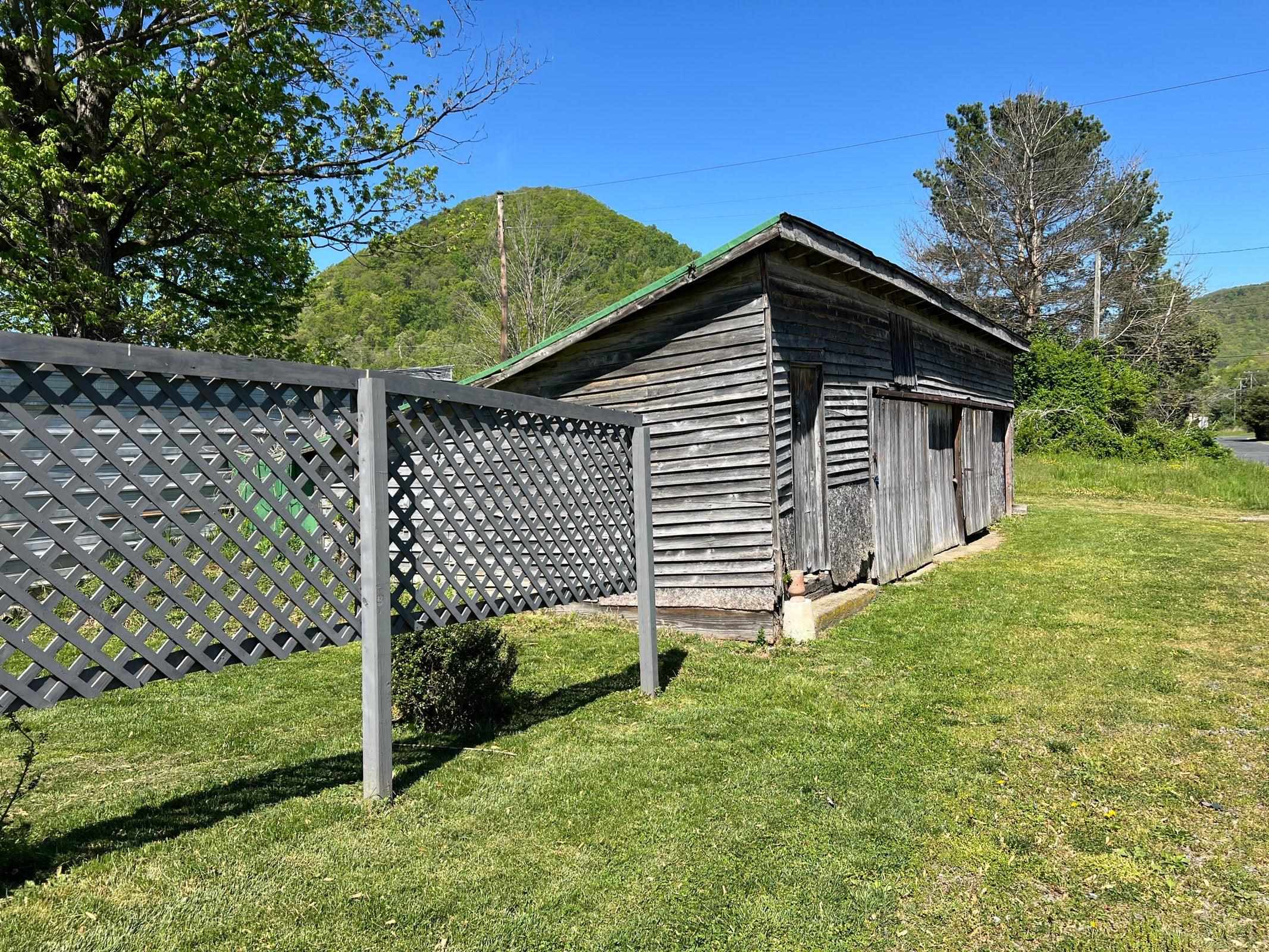 4-bay barn, built with wood from the original Glasgow Resort. 4-bay barn, built with wood from the original Glasgow Resort.