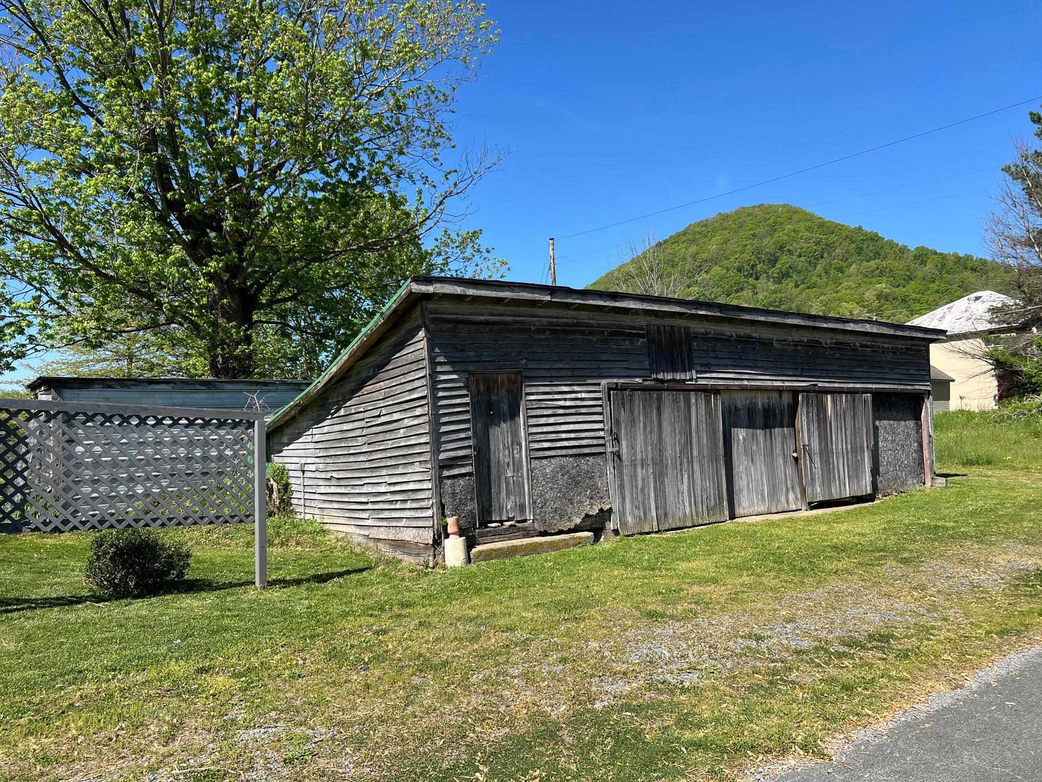 Two bays have electrical power. Two bays have electrical power.