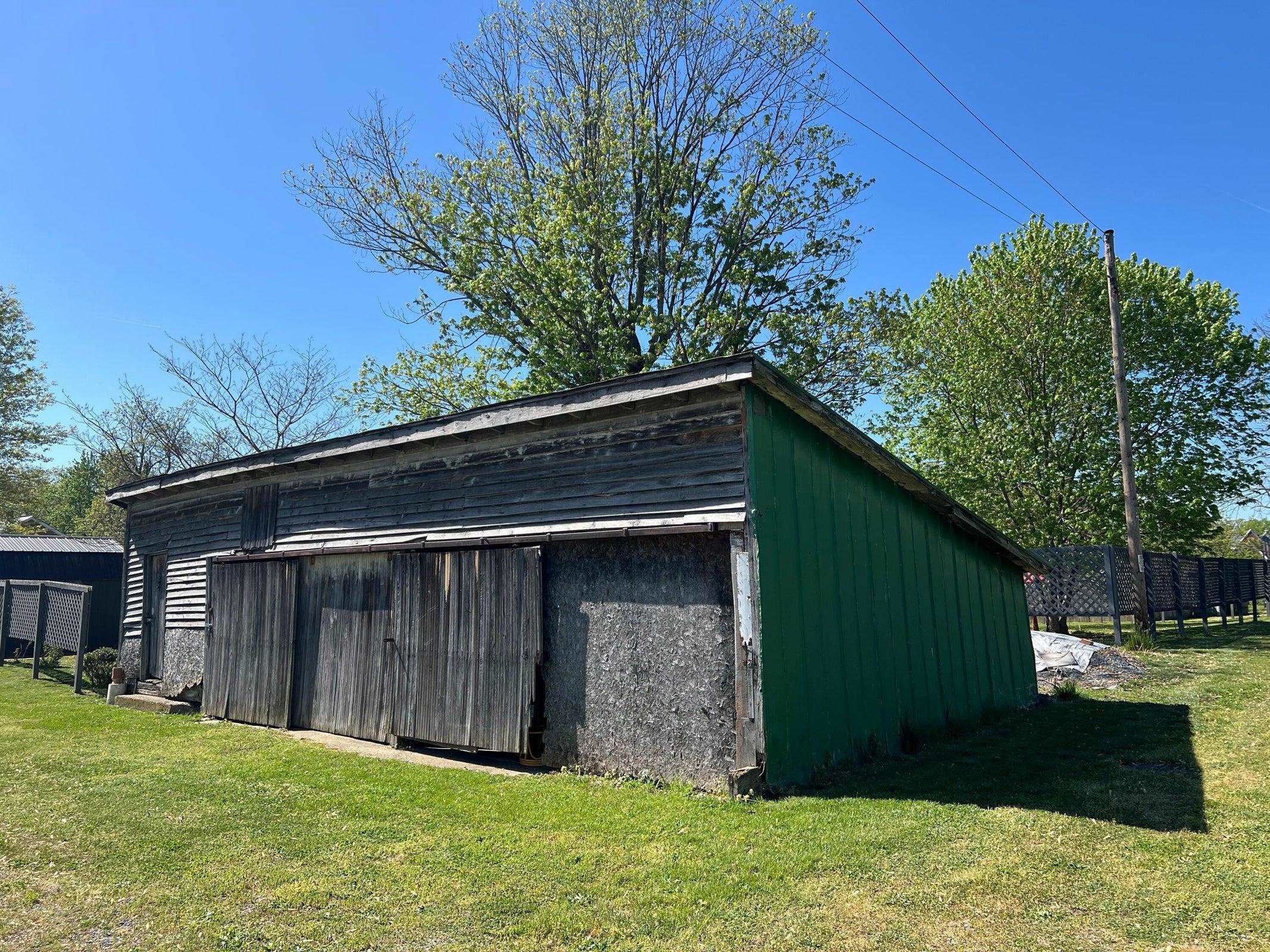 Great storage or workshop. Great storage or workshop.