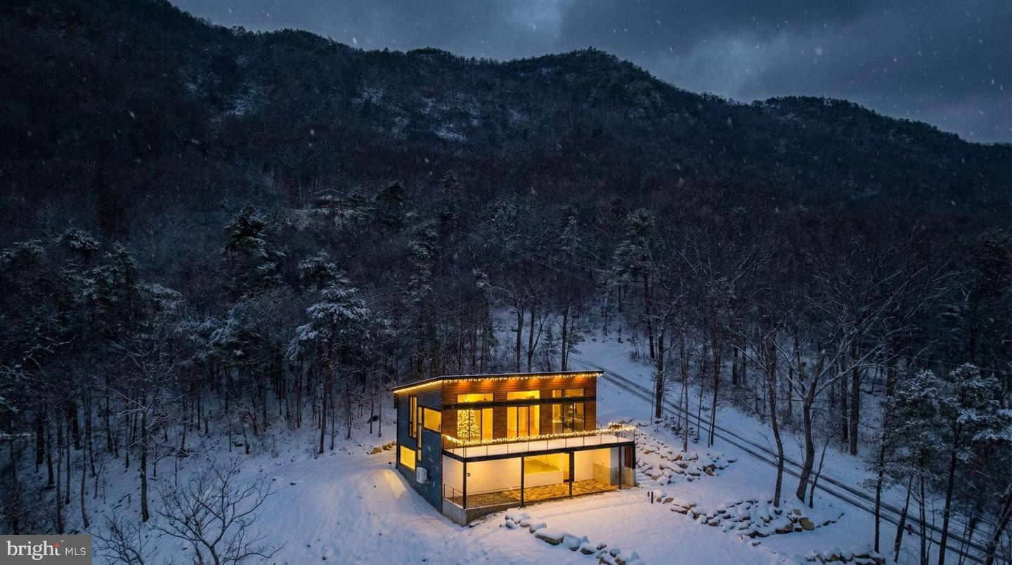 132 HOLLY HILL RD, LURAY, Virginia 22835, 2 Bedrooms Bedrooms, 4 Rooms Rooms,2 BathroomsBathrooms,Residential,For sale,132 HOLLY HILL RD,VAPA2005824 MLS # VAPA2005824