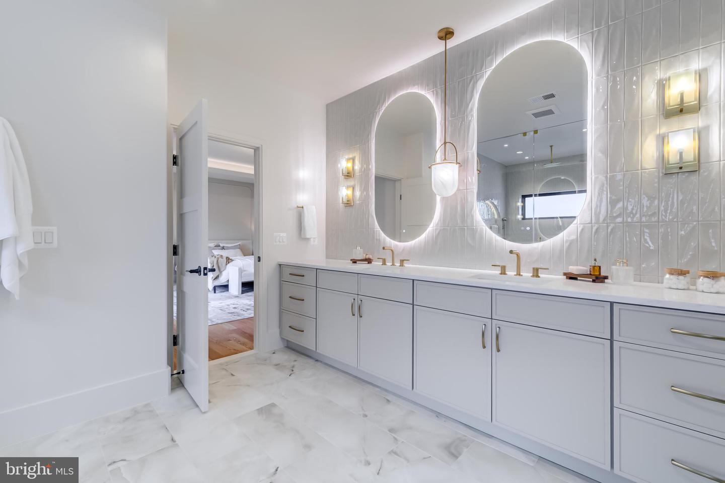 913 SYMPHONY CIR SW, VIENNA, Virginia 22180, 7 Bedrooms Bedrooms, ,7 BathroomsBathrooms,Residential,For sale,913 SYMPHONY CIR SW,VAFX2284300 MLS # VAFX2284300