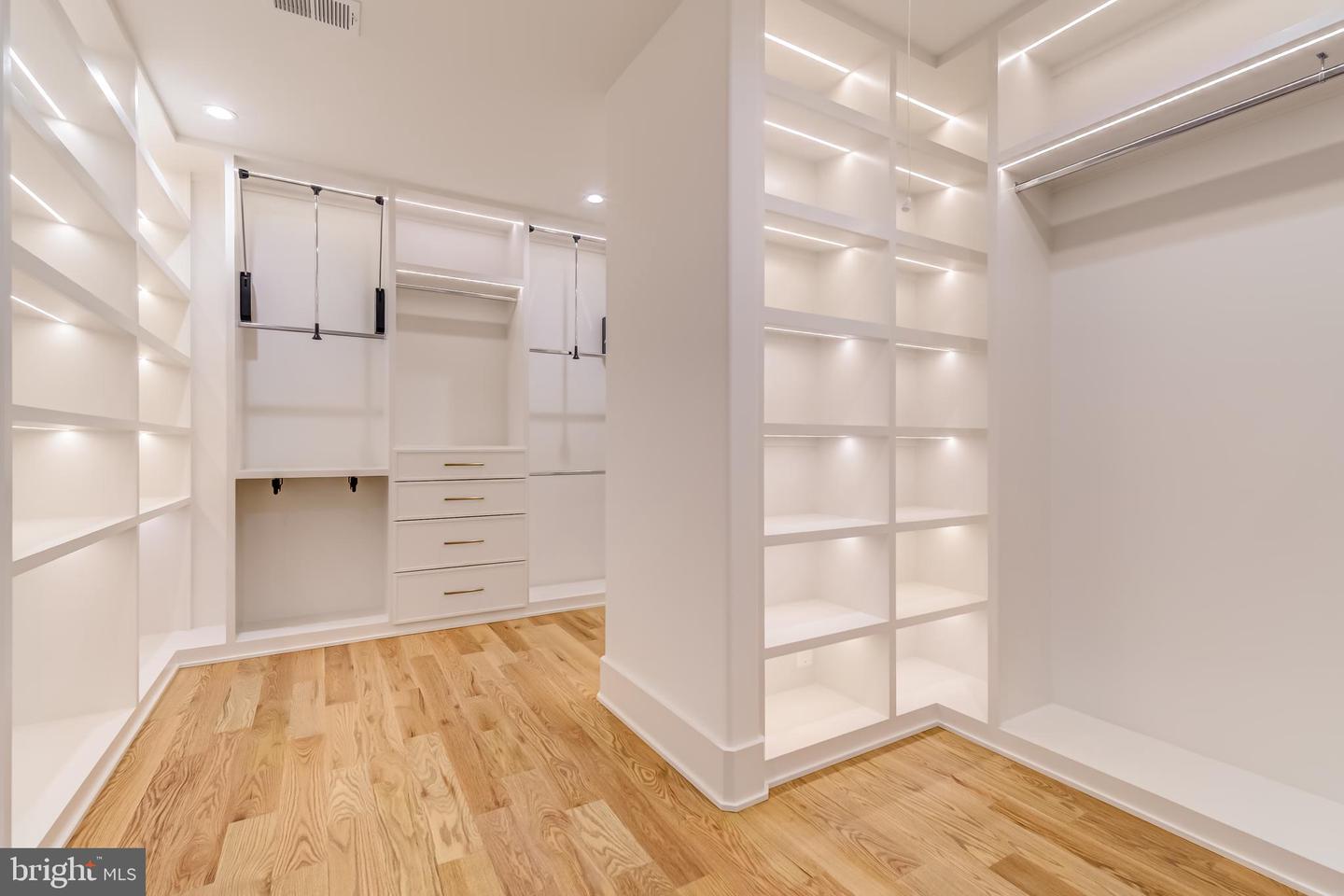 913 SYMPHONY CIR SW, VIENNA, Virginia 22180, 7 Bedrooms Bedrooms, ,7 BathroomsBathrooms,Residential,For sale,913 SYMPHONY CIR SW,VAFX2284300 MLS # VAFX2284300