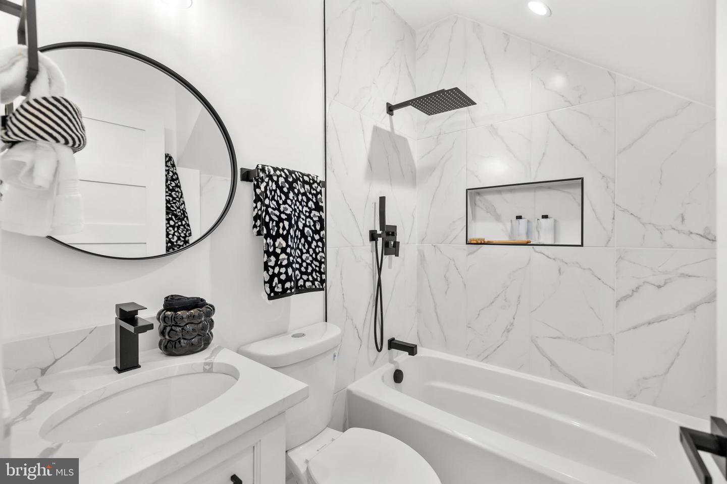 113 18TH ST SE #1, WASHINGTON, District Of Columbia 20003, 3 Bedrooms Bedrooms, ,3 BathroomsBathrooms,Residential,For sale,113 18TH ST SE #1,DCDC2225440 MLS # DCDC2225440