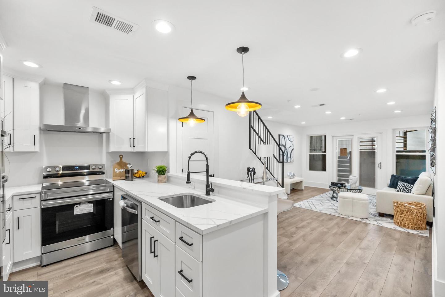 113 18TH ST SE #1, WASHINGTON, District Of Columbia 20003, 3 Bedrooms Bedrooms, ,3 BathroomsBathrooms,Residential,For sale,113 18TH ST SE #1,DCDC2225440 MLS # DCDC2225440