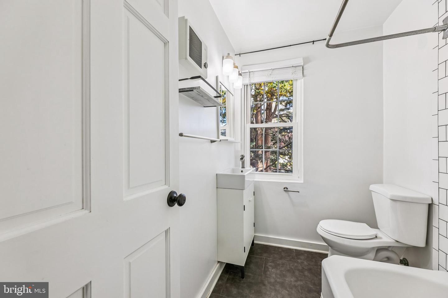 117 E GLEBE RD #B, ALEXANDRIA, Virginia 22305, 2 Bedrooms Bedrooms, 5 Rooms Rooms,1 BathroomBathrooms,Residential,For sale,117 E GLEBE RD #B,VAAX2050870 MLS # VAAX2050870