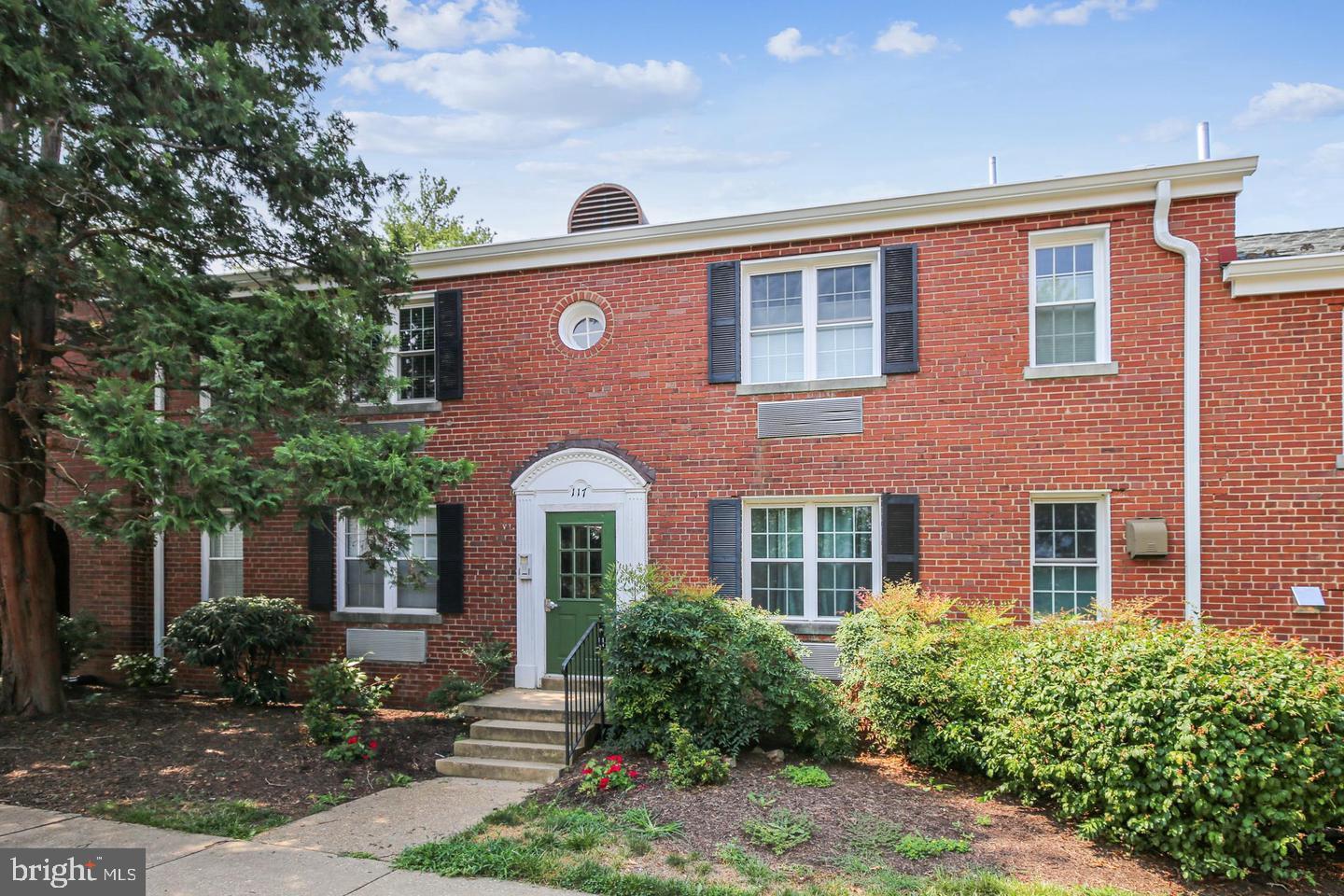 117 E GLEBE RD #B, ALEXANDRIA, Virginia 22305, 2 Bedrooms Bedrooms, 5 Rooms Rooms,1 BathroomBathrooms,Residential,For sale,117 E GLEBE RD #B,VAAX2050870 MLS # VAAX2050870