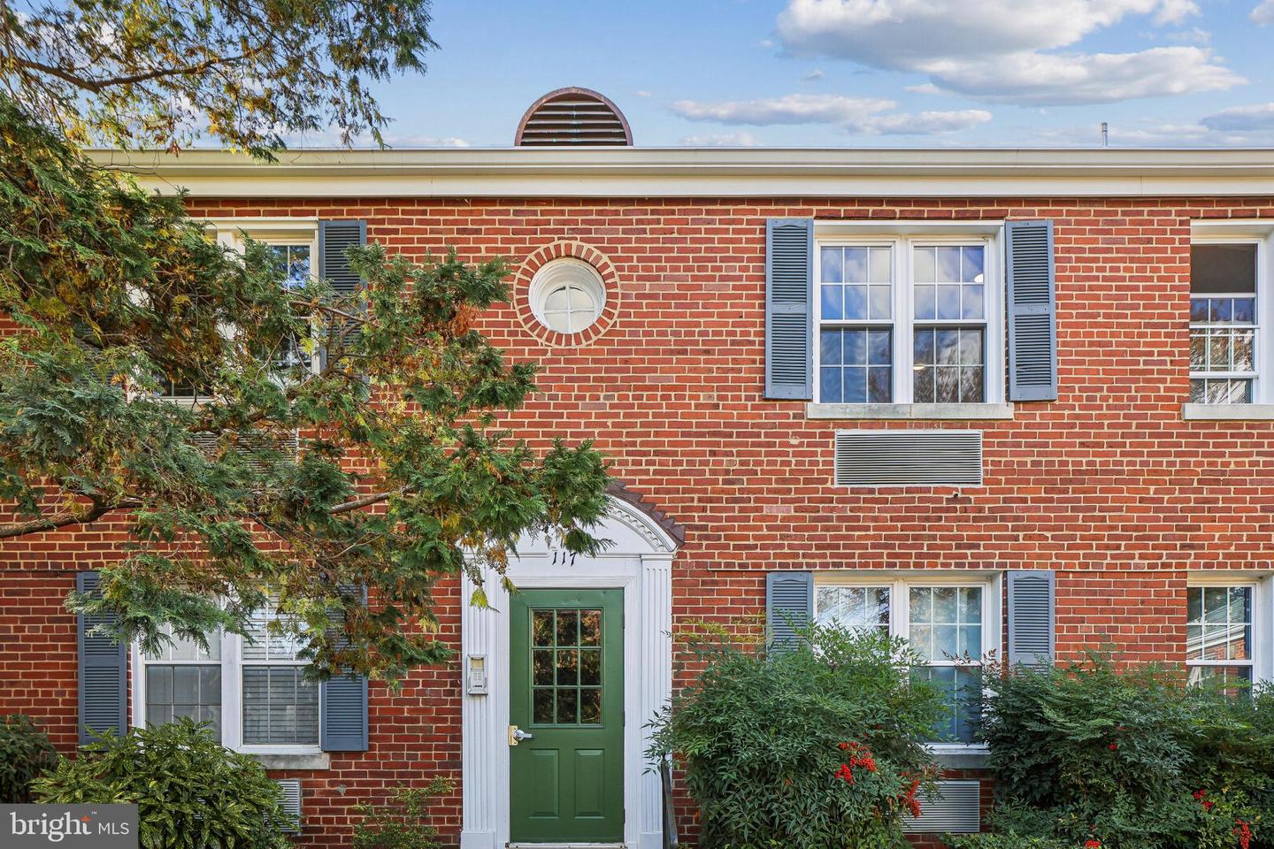 117 E GLEBE RD #B, ALEXANDRIA, Virginia 22305, 2 Bedrooms Bedrooms, 5 Rooms Rooms,1 BathroomBathrooms,Residential,For sale,117 E GLEBE RD #B,VAAX2050870 MLS # VAAX2050870