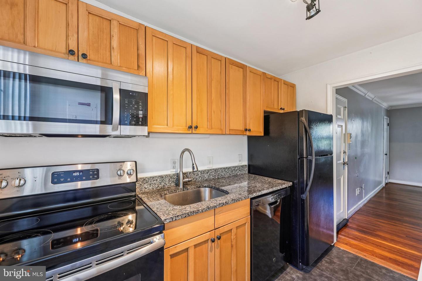 117 E GLEBE RD #B, ALEXANDRIA, Virginia 22305, 2 Bedrooms Bedrooms, 5 Rooms Rooms,1 BathroomBathrooms,Residential,For sale,117 E GLEBE RD #B,VAAX2050870 MLS # VAAX2050870