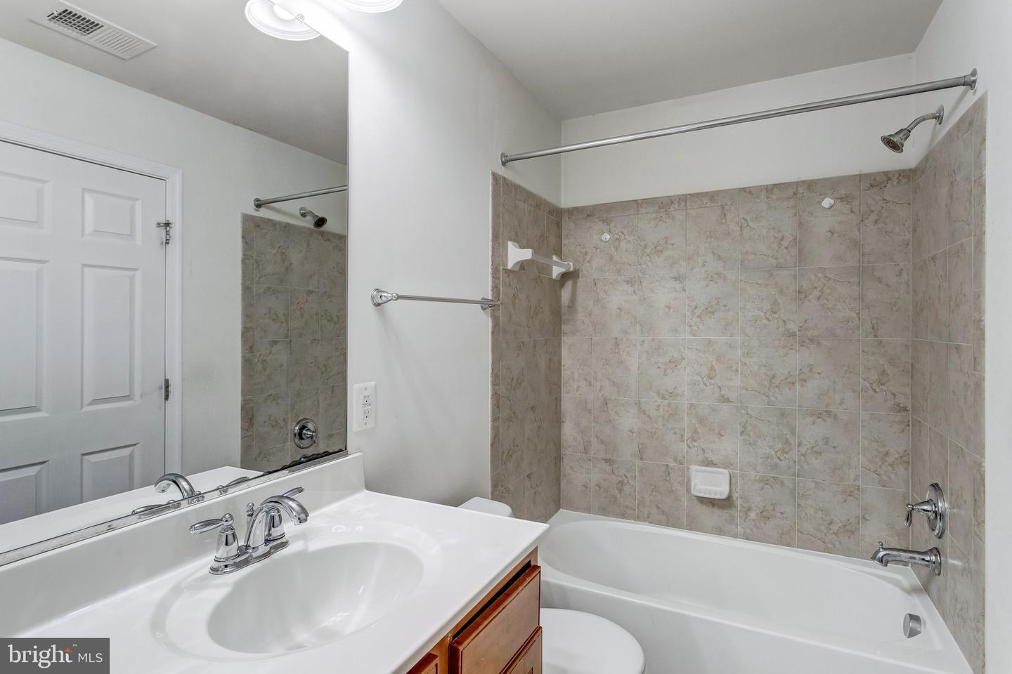 8270 LINBLAKE CT, MANASSAS, Virginia 20111, 3 Bedrooms Bedrooms, ,3 BathroomsBathrooms,Residential,For sale,8270 LINBLAKE CT,VAPW2109654 MLS # VAPW2109654