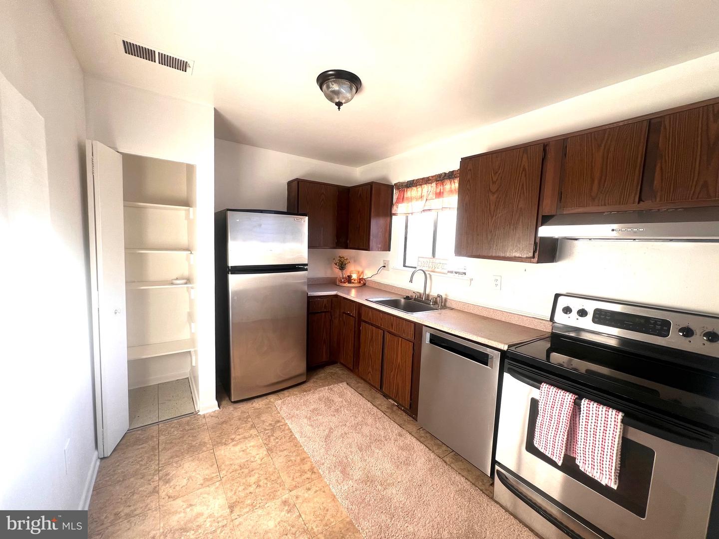 4129 MEADOWLAND CT, CHANTILLY, Virginia 20151, 3 Bedrooms Bedrooms, ,1 BathroomBathrooms,Residential,For sale,4129 MEADOWLAND CT,VAFX2284036 MLS # VAFX2284036