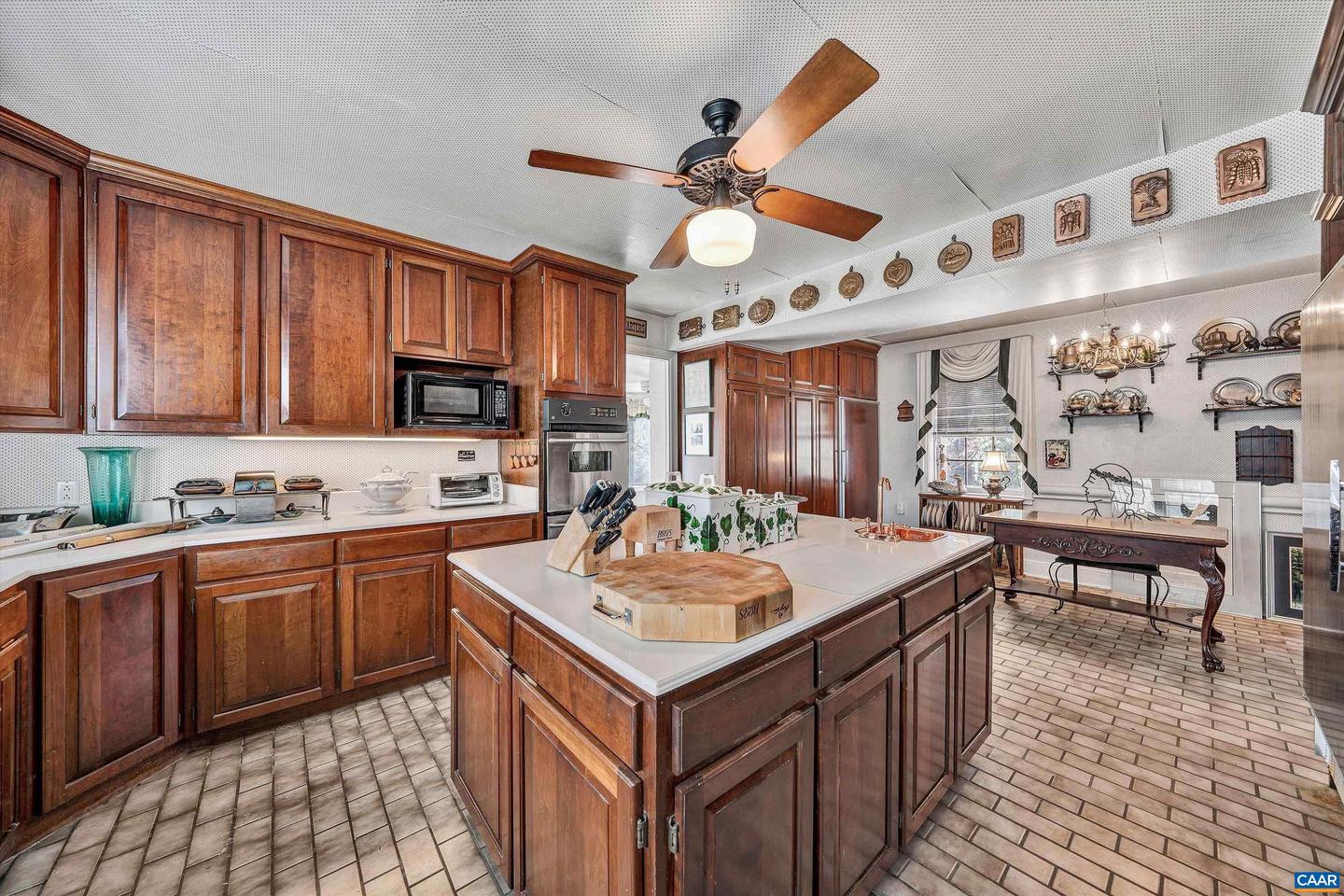 934 COMMANDER DR, ROANOKE, Virginia 24019, 6 Bedrooms Bedrooms, ,7 BathroomsBathrooms,Residential,For sale,934 COMMANDER DR,672230 MLS # 672230