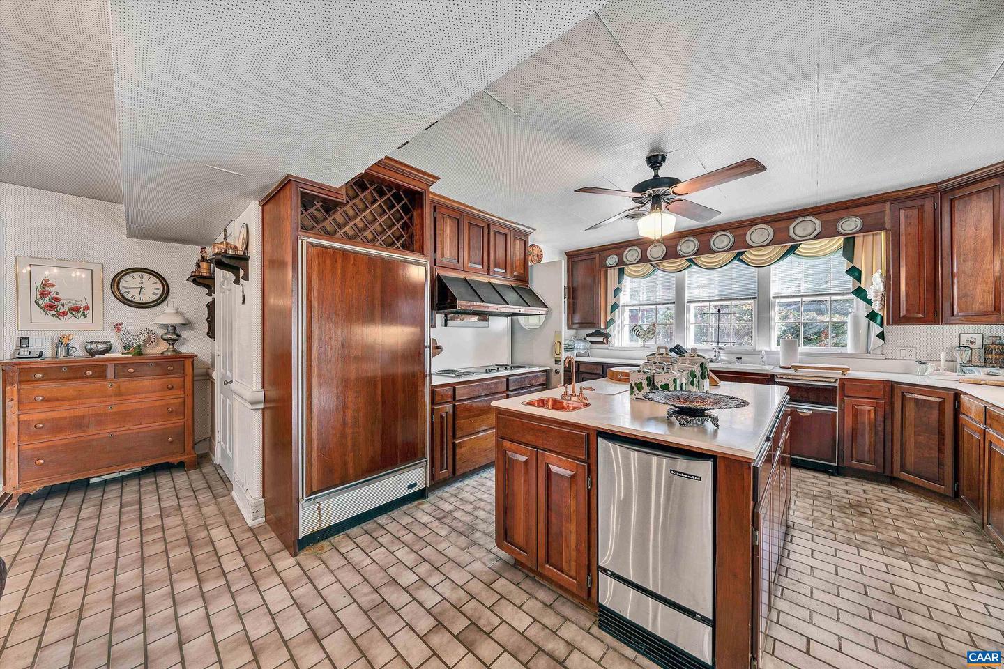 934 COMMANDER DR, ROANOKE, Virginia 24019, 6 Bedrooms Bedrooms, ,7 BathroomsBathrooms,Residential,For sale,934 COMMANDER DR,672230 MLS # 672230