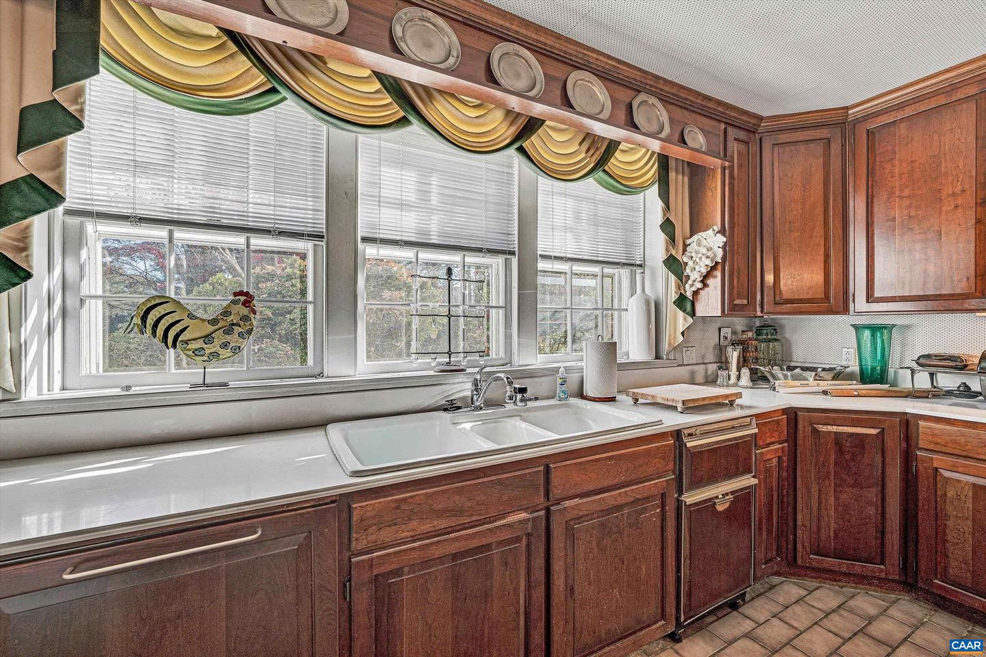 934 COMMANDER DR, ROANOKE, Virginia 24019, 6 Bedrooms Bedrooms, ,7 BathroomsBathrooms,Residential,For sale,934 COMMANDER DR,672230 MLS # 672230