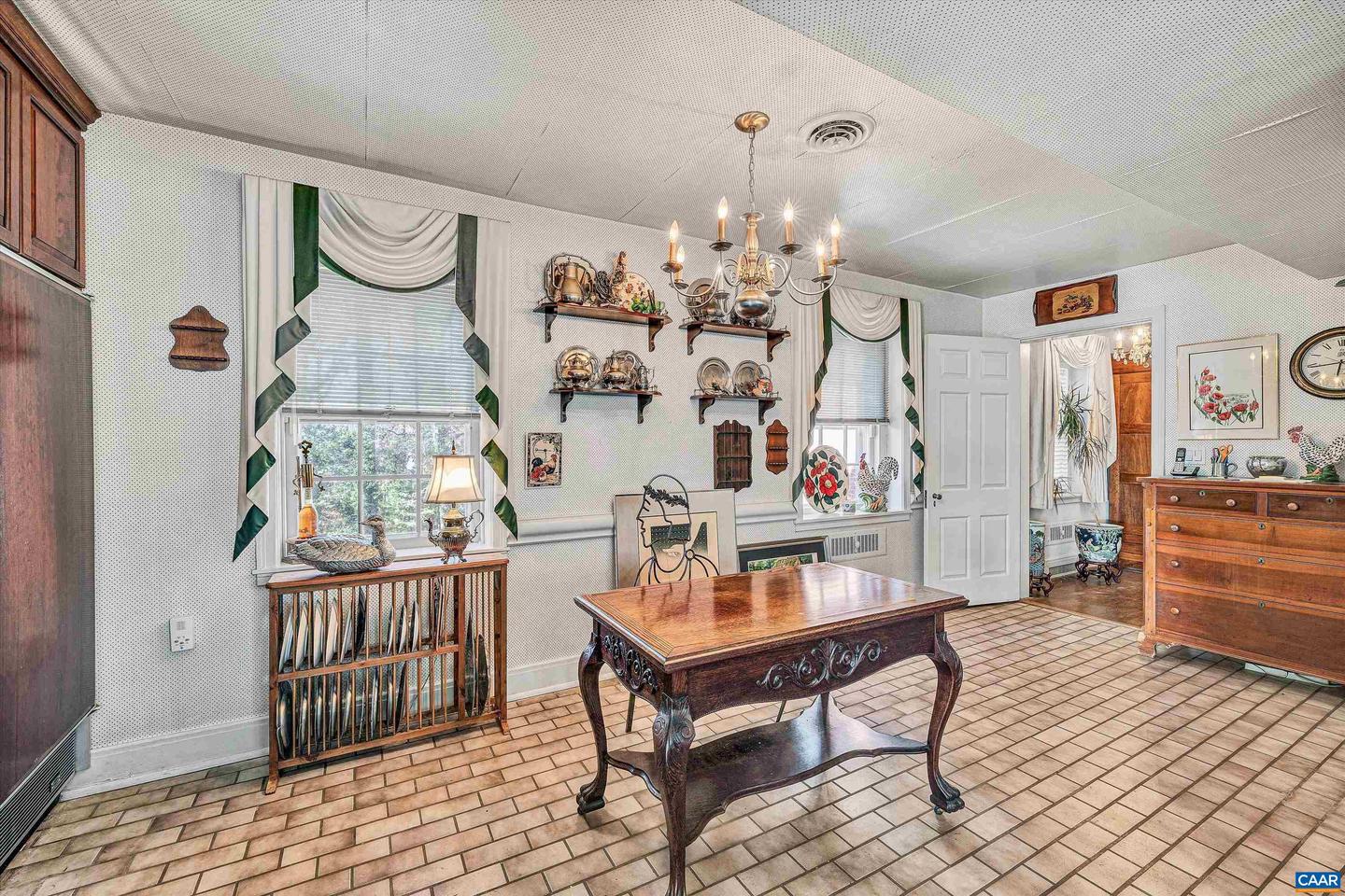 934 COMMANDER DR, ROANOKE, Virginia 24019, 6 Bedrooms Bedrooms, ,7 BathroomsBathrooms,Residential,For sale,934 COMMANDER DR,672230 MLS # 672230