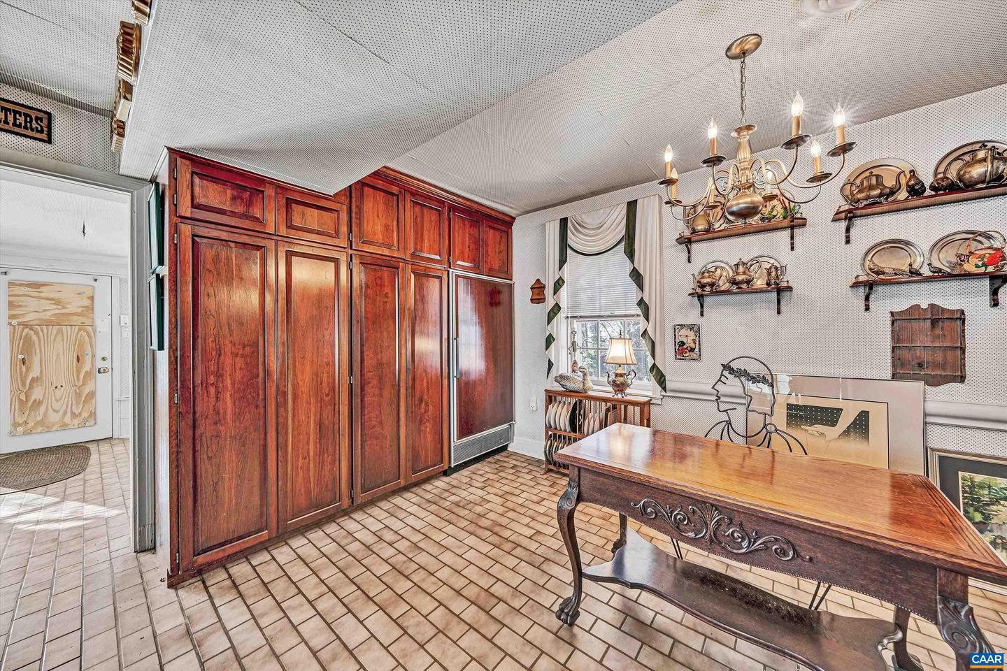 934 COMMANDER DR, ROANOKE, Virginia 24019, 6 Bedrooms Bedrooms, ,7 BathroomsBathrooms,Residential,For sale,934 COMMANDER DR,672230 MLS # 672230