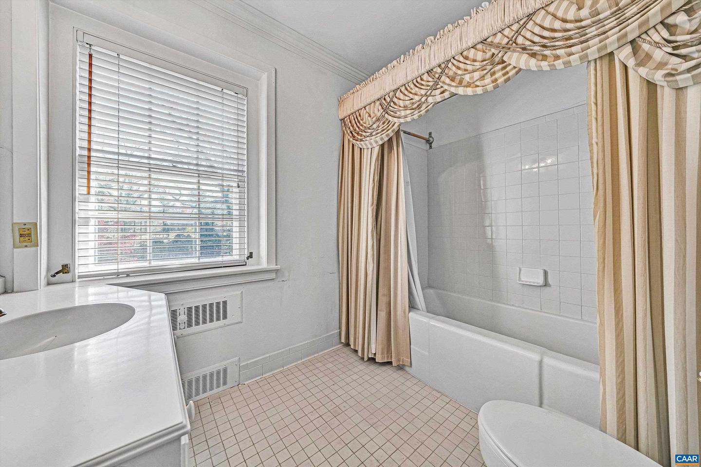 934 COMMANDER DR, ROANOKE, Virginia 24019, 6 Bedrooms Bedrooms, ,7 BathroomsBathrooms,Residential,For sale,934 COMMANDER DR,672230 MLS # 672230