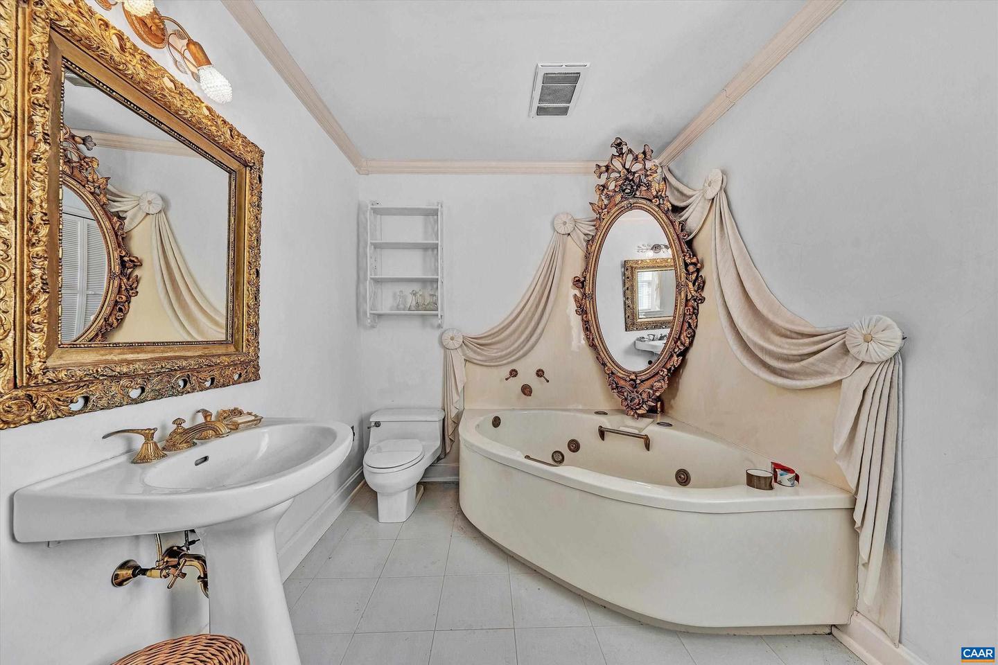 934 COMMANDER DR, ROANOKE, Virginia 24019, 6 Bedrooms Bedrooms, ,7 BathroomsBathrooms,Residential,For sale,934 COMMANDER DR,672230 MLS # 672230