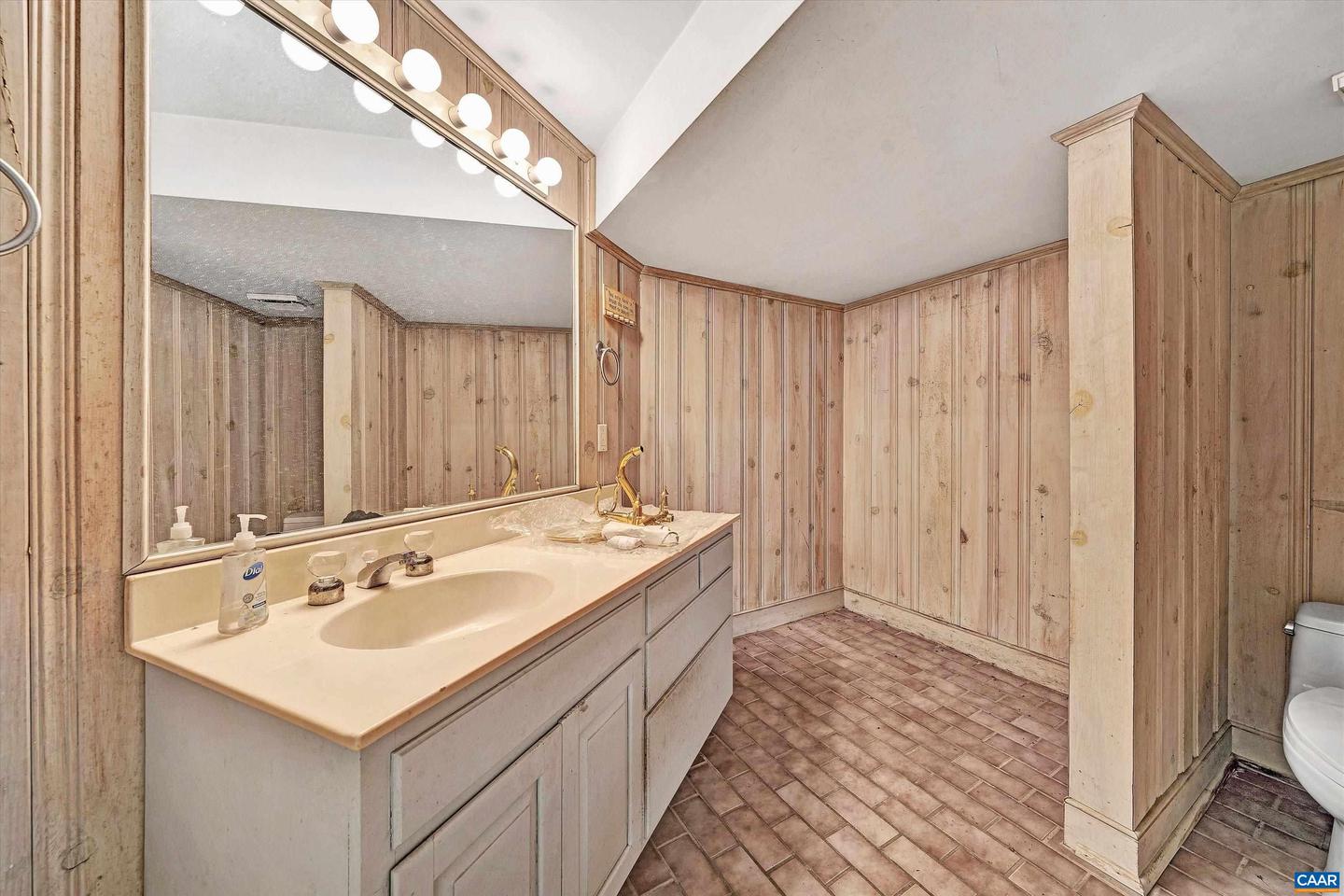 934 COMMANDER DR, ROANOKE, Virginia 24019, 6 Bedrooms Bedrooms, ,7 BathroomsBathrooms,Residential,For sale,934 COMMANDER DR,672230 MLS # 672230