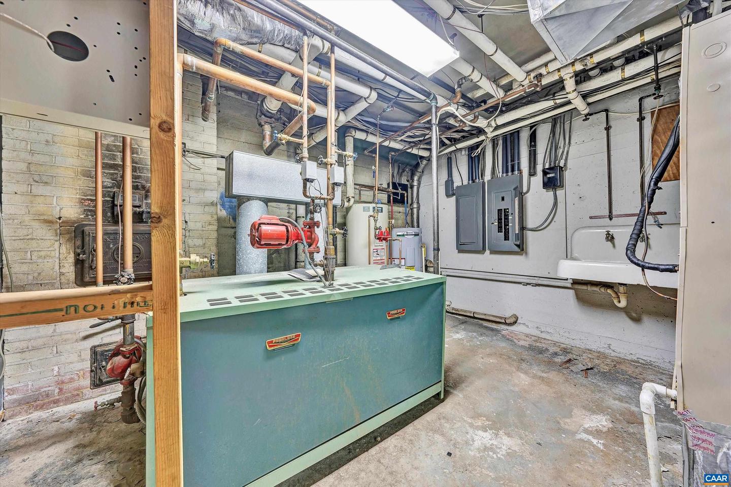 934 COMMANDER DR, ROANOKE, Virginia 24019, 6 Bedrooms Bedrooms, ,7 BathroomsBathrooms,Residential,For sale,934 COMMANDER DR,672230 MLS # 672230