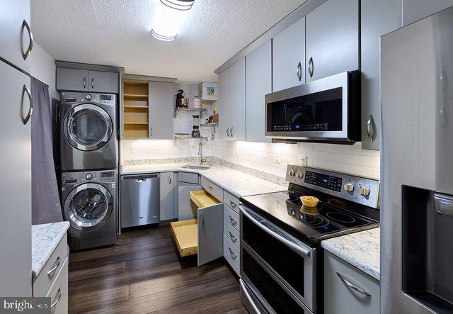 205 YOAKUM PKWY #305, ALEXANDRIA, Virginia 22304, 2 Bedrooms Bedrooms, ,2 BathroomsBathrooms,Residential,For sale,205 YOAKUM PKWY #305,VAAX2052826 MLS # VAAX2052826