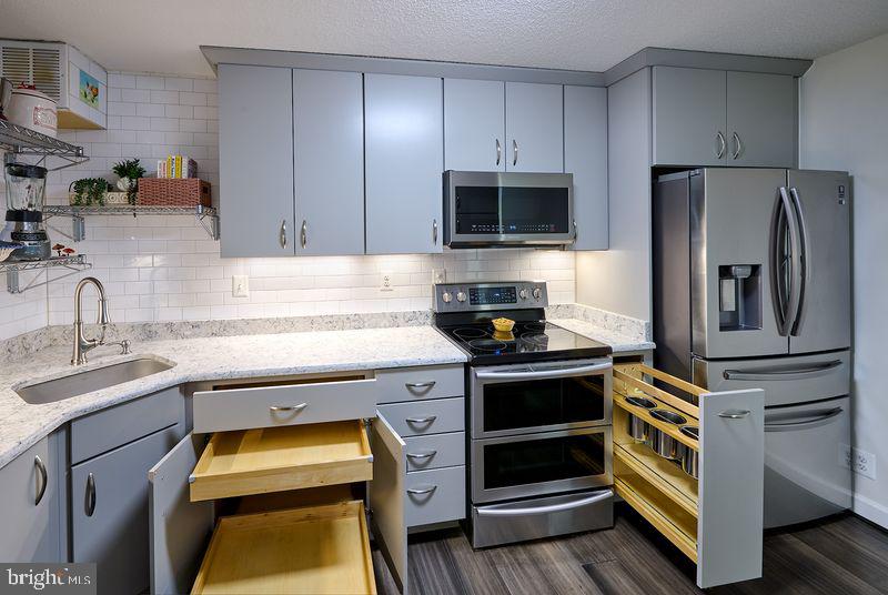 205 YOAKUM PKWY #305, ALEXANDRIA, Virginia 22304, 2 Bedrooms Bedrooms, ,2 BathroomsBathrooms,Residential,For sale,205 YOAKUM PKWY #305,VAAX2052826 MLS # VAAX2052826