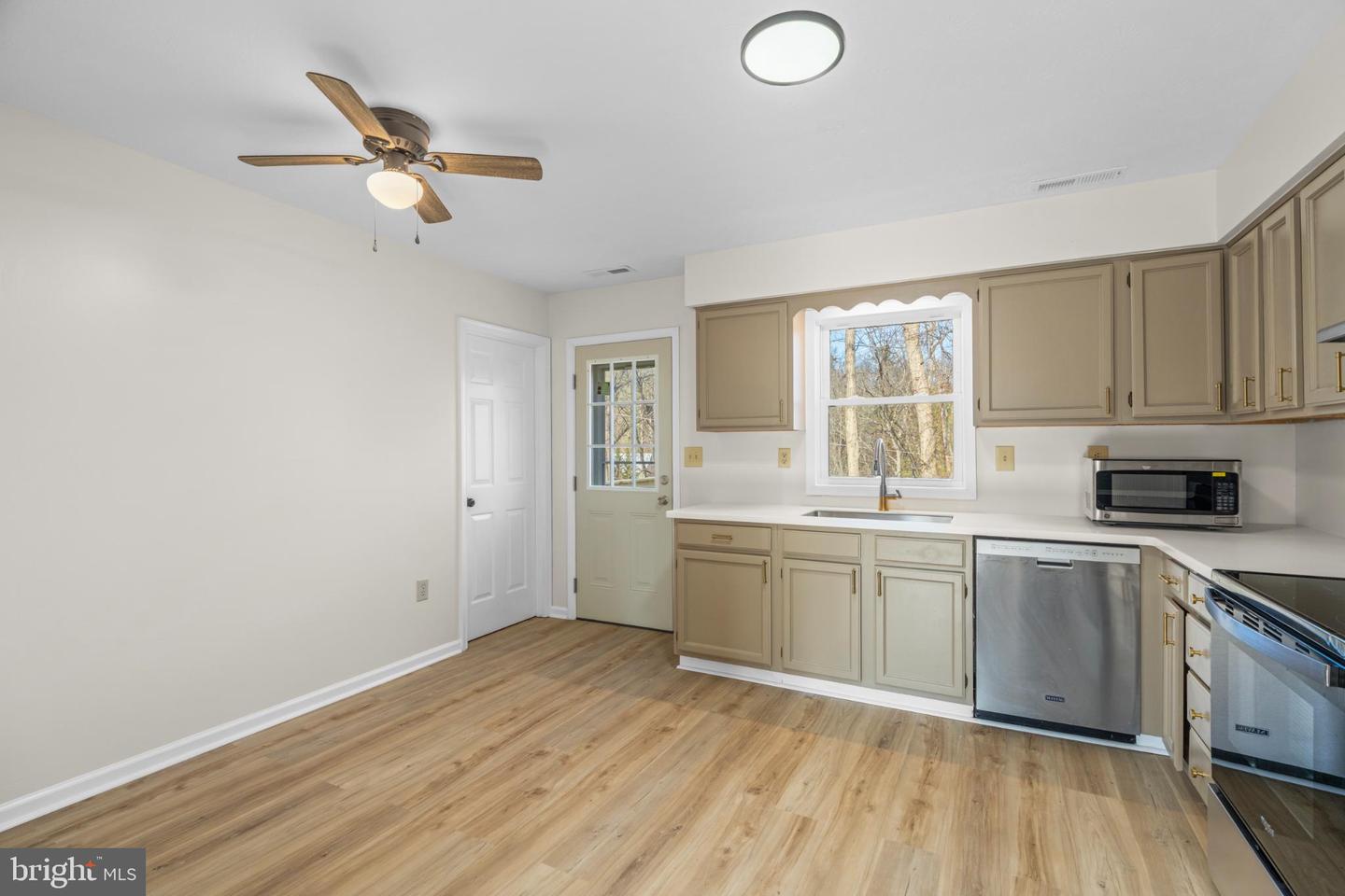 328 MONUMENT DR, STAUNTON, Virginia 24401, 3 Bedrooms Bedrooms, 5 Rooms Rooms,2 BathroomsBathrooms,Residential,For sale,328 MONUMENT DR,VASC2000770 MLS # VASC2000770