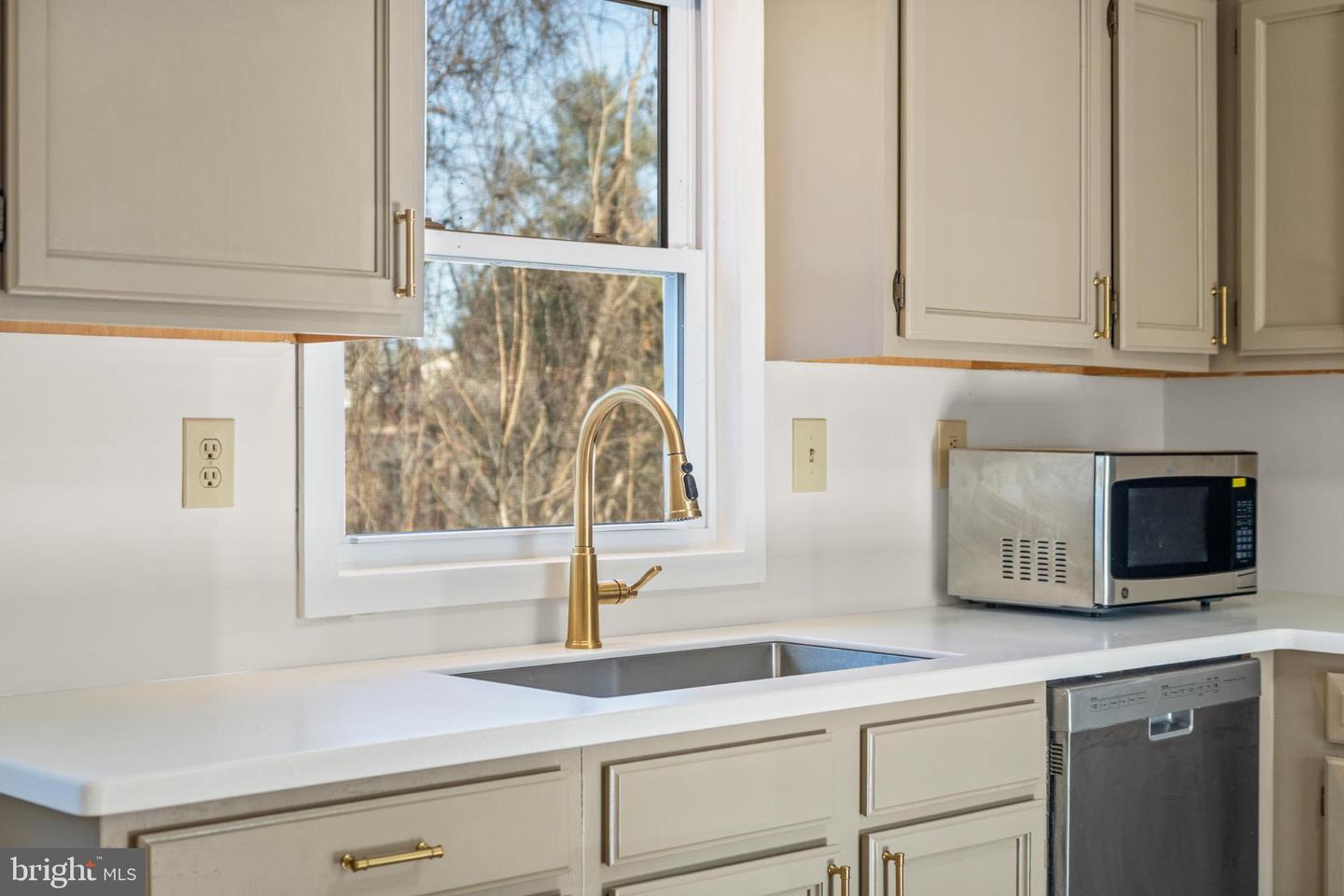 328 MONUMENT DR, STAUNTON, Virginia 24401, 3 Bedrooms Bedrooms, 5 Rooms Rooms,2 BathroomsBathrooms,Residential,For sale,328 MONUMENT DR,VASC2000770 MLS # VASC2000770