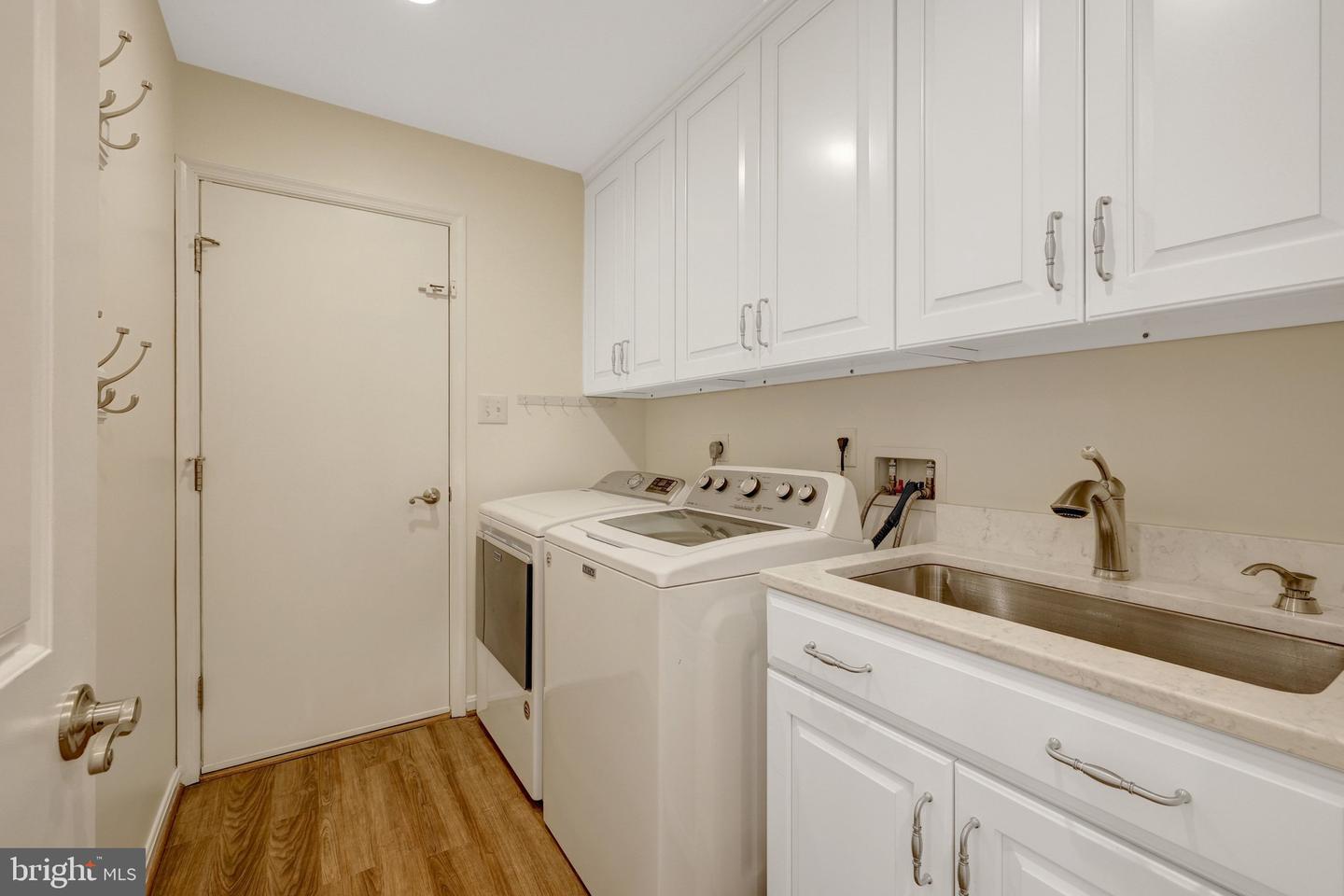 933 HOLLY CREEK DR, GREAT FALLS, Virginia 22066, 5 Bedrooms Bedrooms, ,3 BathroomsBathrooms,Residential,For sale,933 HOLLY CREEK DR,VAFX2245606 MLS # VAFX2245606