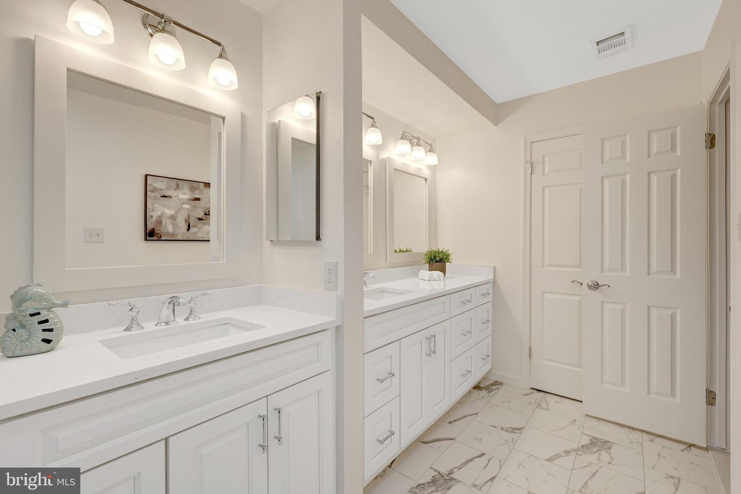 933 HOLLY CREEK DR, GREAT FALLS, Virginia 22066, 5 Bedrooms Bedrooms, ,3 BathroomsBathrooms,Residential,For sale,933 HOLLY CREEK DR,VAFX2245606 MLS # VAFX2245606