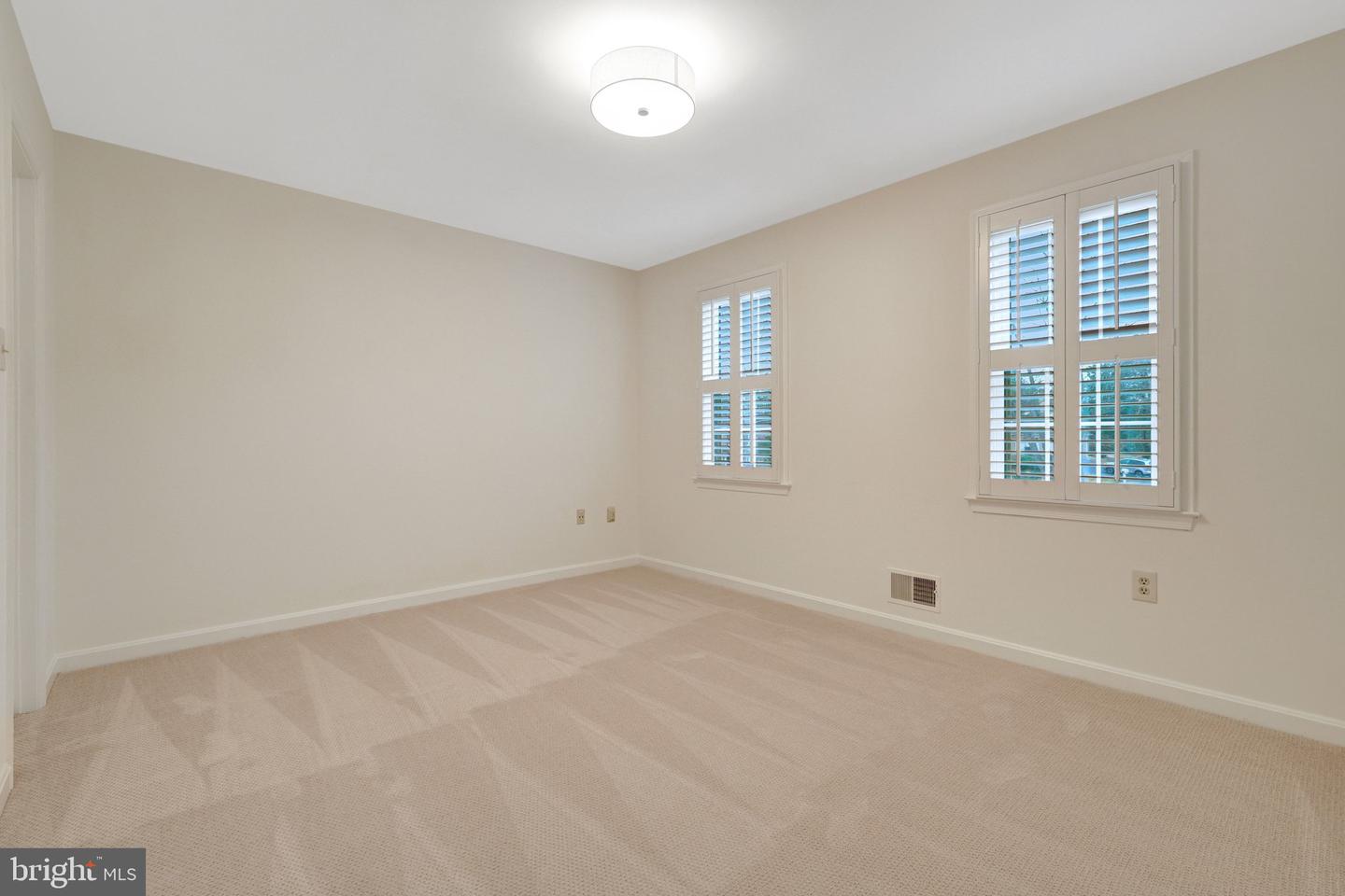 933 HOLLY CREEK DR, GREAT FALLS, Virginia 22066, 5 Bedrooms Bedrooms, ,3 BathroomsBathrooms,Residential,For sale,933 HOLLY CREEK DR,VAFX2245606 MLS # VAFX2245606